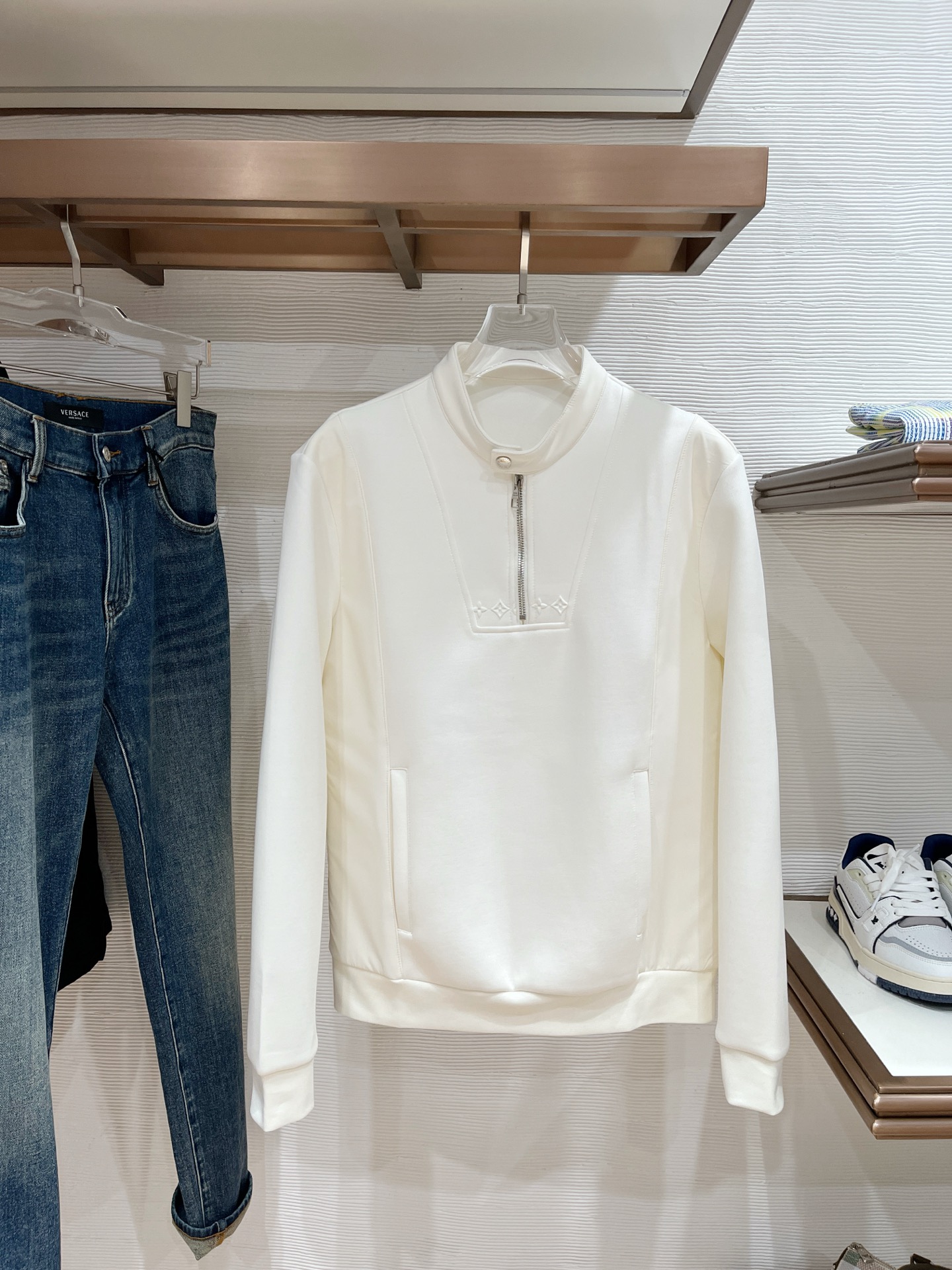 NO:547597,.lv 2025 Autumn and Winter 2025 Wool-blend pullover knit sweatshirt Geometric leather-patched pocket design Very highlighted, logo letter buttons Highlights in details The overall design is fashionable and gives a modern sense of tailoring, the neckline slightly fits the neck, making the overall upper body look younger and more fashionable. The fabric is made of customer-supplied wool blend material, which is easy to care for. The surface has a wool texture. The upper body is comfortable and warm, and it looks high-end. It also has a very crisp feeling. Color Black Clay Gray Number M-3XL Try on 172-148 Slim-fitting in L size, louis vuitton, hoodie, sweatshirts, alexander wang19860909.lv 2025秋冬 羊毛混纺套头针织卫衣 几何拼皮的口袋设计 很有亮点,标志字母纽扣 细节上凸显质感 整体设计上身时尚而赋予现代气息感合体的剪裁,领口微微贴合颈部,让整体上身更显年轻时尚 , 面料采用客供定织羊毛混纺材质 有着易打理的特点 表面有着羊毛质感 上身舒适保暖 ,显高档的同时 又有很好挺括感 颜色 黑色 咖色 灰色 码数M-3XL 试穿172-148 穿L码修身感,,louis vuitton,hoodie,sweatshirts,alexander wang,Men's clothing