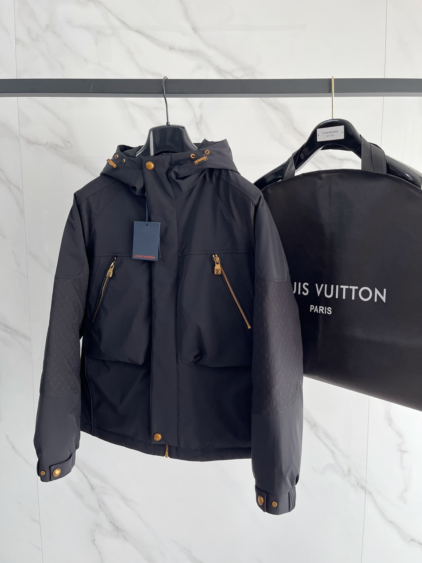 NO:684880,Lv Home 2025 Autumn and Winter New Original 1:1 Customized Hardware Accessories All Imported Original Customization Welcome to compare at the counter Absolutely high quality Use top-grade 95 white duck down Super soft Filled with fluffy and full feathers Super heavy fabrics with perfect workmanship Pay attention to the fabrics are super comfortable Exclusive model Non-market goods Same size for men and women M ~ XXXL,, louis vuitton,19860909Lv家 2025秋冬新款原版1:1订制五金配件全进口原版定制 欢迎专柜对比 绝对的高品质 采用顶级95白鸭绒 超柔软 充羽量蓬松饱满 超级重面料做工杠杠的版型完美 注意面料超舒服 独家款 非市场货 男女同款尺码M ～XXXL,,louis vuitton,,Men's clothing