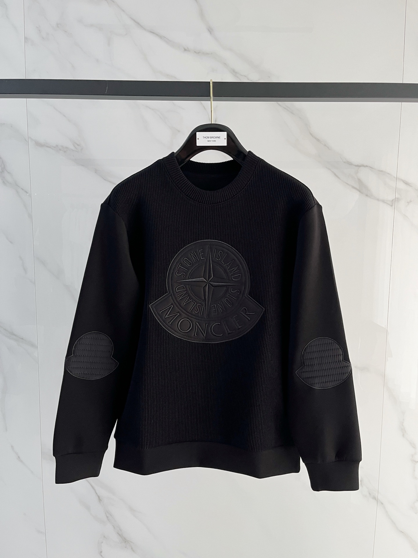 NO:610590,.Mask 2025 Autumn and Winter Wool blended pullover knitted sweatshirt. The geometric patchwork pocket design is very bright, and the logo letter buttons highlight the texture. The overall design of the upper body is fashionable and gives a modern atmosphere. The tailored tailoring, the collar slightly fits the neck, making the overall upper body more youthful and fashionable. The fabric is made of custom-woven wool blended material. It has the characteristics of easy care. The surface has a wool texture. The upper body is comfortable and warm, and it looks high-end at the same time.  It also has a nice crisp feel. Color: black, brown, gray. Size: M-3XL. Try on 172-148. Wear size L for a slim fit. Moncler, hoodie, sweatshirts, alexander wang19860909.蒙口 2025秋冬 羊毛混纺套头针织卫衣 几何拼皮的口袋设计 很有亮点,标志字母纽扣 细节上凸显质感 整体设计上身时尚而赋予现代气息感合体的剪裁,领口微微贴合颈部,让整体上身更显年轻时尚 , 面料采用客供定织羊毛混纺材质 有着易打理的特点 表面有着羊毛质感 上身舒适保暖 ,显高档的同时 又有很好挺括感 颜色 黑色 咖色 灰色 码数M-3XL 试穿172-148 穿L码修身感,,Moncler,hoodie,sweatshirts,alexander wang,Men's clothing