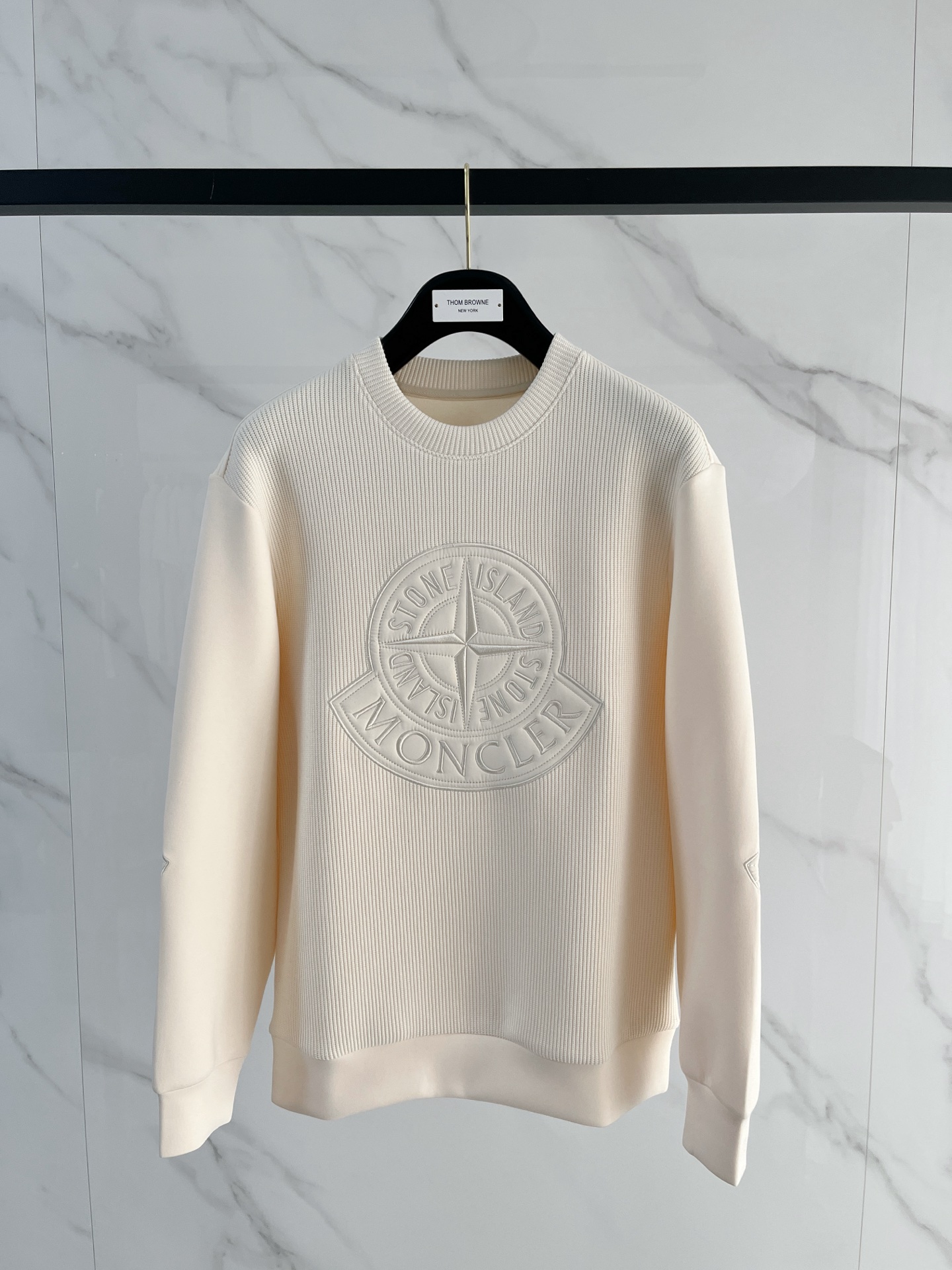 NO:565711,.Mask 2025 Autumn and Winter Wool blended pullover knitted sweatshirt. The geometric patchwork pocket design is very bright, and the logo letter buttons highlight the texture. The overall design of the upper body is fashionable and gives a modern atmosphere. The tailored tailoring, the collar slightly fits the neck, making the overall upper body more youthful and fashionable. The fabric is made of custom-woven wool blended material. It has the characteristics of easy care. The surface has a wool texture. The upper body is comfortable and warm, and it looks high-end at the same time.  It also has a nice crisp feel. Color: black, brown, gray. Size: M-3XL. Try on 172-148. Wear size L for a slim fit. Moncler, hoodie, sweatshirts, alexander wang19860909.蒙口 2025秋冬 羊毛混纺套头针织卫衣 几何拼皮的口袋设计 很有亮点,标志字母纽扣 细节上凸显质感 整体设计上身时尚而赋予现代气息感合体的剪裁,领口微微贴合颈部,让整体上身更显年轻时尚 , 面料采用客供定织羊毛混纺材质 有着易打理的特点 表面有着羊毛质感 上身舒适保暖 ,显高档的同时 又有很好挺括感 颜色 黑色 咖色 灰色 码数M-3XL 试穿172-148 穿L码修身感,,Moncler,hoodie,sweatshirts,alexander wang,Men's clothing