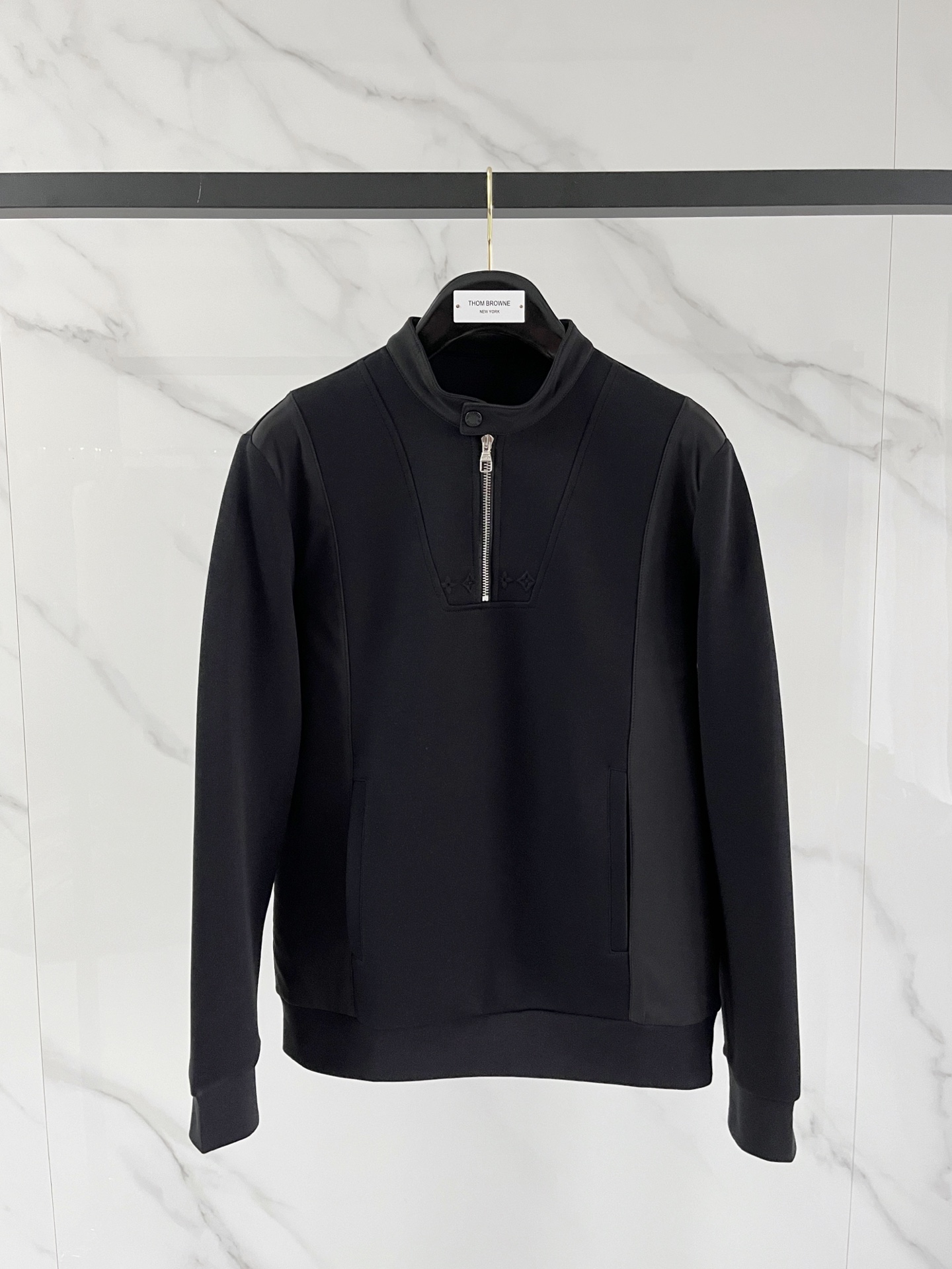 NO:565707,.lv 2025 Autumn and Winter Wool blended pullover knitted sweatshirt. The geometric patchwork pocket design is very bright, and the logo letter buttons highlight the texture. The overall design of the upper body is fashionable and gives a modern feel. The tailoring is fitted, and the collar slightly fits the neck, making the overall upper body more youthful and fashionable. The fabric is made of custom-woven wool blended material. It has the characteristics of easy care. The surface has the texture of wool. The upper body is comfortable and warm. It looks high-end and has a good crisp feeling at the same time.  Color Black Brown Gray Size M-3XL Try on 172-148 Wear size L for a slim fit, Louis Vuitton, hoodie, sweatshirts, alexander wang19860909.lv 2025秋冬 羊毛混纺套头针织卫衣 几何拼皮的口袋设计 很有亮点,标志字母纽扣 细节上凸显质感 整体设计上身时尚而赋予现代气息感合体的剪裁,领口微微贴合颈部,让整体上身更显年轻时尚 , 面料采用客供定织羊毛混纺材质 有着易打理的特点 表面有着羊毛质感 上身舒适保暖 ,显高档的同时 又有很好挺括感 颜色 黑色 咖色 灰色 码数M-3XL 试穿172-148 穿L码修身感,,louis vuitton,hoodie,sweatshirts,alexander wang,Men's clothing