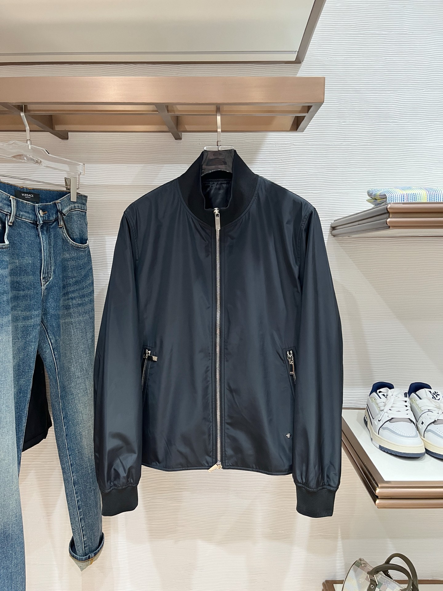 NO:570304,The same style as the Diro official website, complete with three standards!  2025 new autumn and winter men's jackets, fashionable and casual high-end version!  Custom-made fabrics at the counter are highly breathable and comfortable, with impeccable details and brand element design concepts, reflecting high quality. It feels delicate and soft!  It presents a casual cut and the upper body shape is awesome!  Size M-xxxl,,jackets & coats,jackets & coats,alexander wang19860909Diro 官网同款,三标齐全！2025秋冬新款男士夹克外套,时尚休闲高端版本！专柜定制面料 透气舒适度高,细节无可挑剔,品牌元素设计理念,体现高品质.手感细腻柔软！呈现休闲裁剪,上身版型超赞！码数M-xxxl,,jackets & coats,jackets & coats,alexander wang,Men's clothing