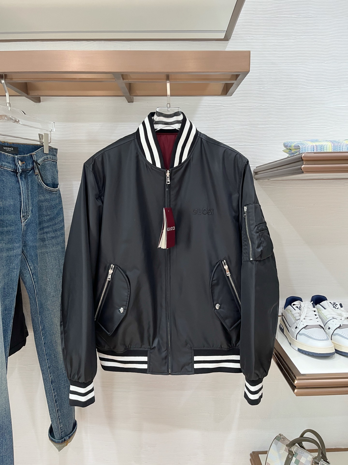 NO:570328,[Double-Wear Cotton Jacket] GUCCI 24 new autumn and winter product, double-sided nylon pilot thickened cotton jacket. The early autumn series reinterprets the modern style. Behind the unpretentious colors are hidden complex internal structures and low-key and restrained details. The black and white contrasting striped rib piping design cleverly creates a contrasting beauty. Filled with 140 grams of cotton, it has excellent warmth retention in autumn and winter.  This double-sided bomber jacket is made of black nylon material. It has an incomparable texture and is crisp and stylish. It is decorated with patch embroidery on the chest, which is minimalist and elegant. The other side is made of high-end burgundy GG jacquard material, which has an unparalleled high-end texture and is extremely fashionable. The simple embroidery details and striped rib piping make the whole look fuller. It is fashionable and easy to wear, and can easily create a trendy and age-reducing look. Color A side black B cotton burgundy jacquard   Sizes M-3XL (48-56),,gucci,jackets & coats,alexander wang19860909【双穿棉服】 GUCCI 24秋冬新品,双面尼龙飞行员加厚棉服.早秋系列焕新演绎现代款式.朴实无华的色彩背后潜藏着复杂的内部构造和低调内敛的细节.以黑白撞色条纹罗纹滚边设计巧妙营造对比美感.填充140克棉,秋冬保暖性优越. 这款双面飞行员夹克以黑色尼龙材质打造,质感无敌赞,挺括有型.胸口贴布绣缀饰,极简又大气.另一面甄选高级酒红色GG提花材质制作,其质感无以伦比的高端,时尚度爆棚.简洁的刺绣细节和条纹罗纹滚边令整个造型愈发丰满.尽显时尚简易穿搭,轻松塑造潮流减龄造型. 颜色A面黑色 B棉酒红色提花 尺码M-3XL（48-56码）,,gucci,jackets & coats,alexander wang,Men's clothing