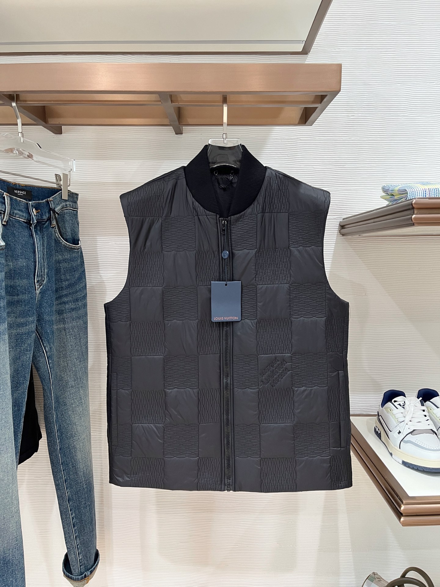 NO:570326,LV 2025ss new autumn and winter style classic quilted vest, made of water-proof fabric and quilted technology, three-dimensional and stylish, keeping warm while still being fashionable!  Easily create a casual and handsome feel; casual and handsome European and American style!  Smooth and neat, the upper body is stiff and stylish, and it is easy to handle for business and leisure! Size M-XXxL, Louis Vuitton, Alexander Wang19860909LV 2025ss秋冬新款 经典夹棉马甲, 采用防沾水面料 绗缝工艺 立体有型 保暖的同时又不失时尚感！休闲帅气感轻松营造 ；随性帅气的欧美调调！流畅利落 上身挺括有型,商务休闲都能很好驾驭的一款! 尺码 M-XXxL,,louis vuitton,alexander wang,Men's clothing