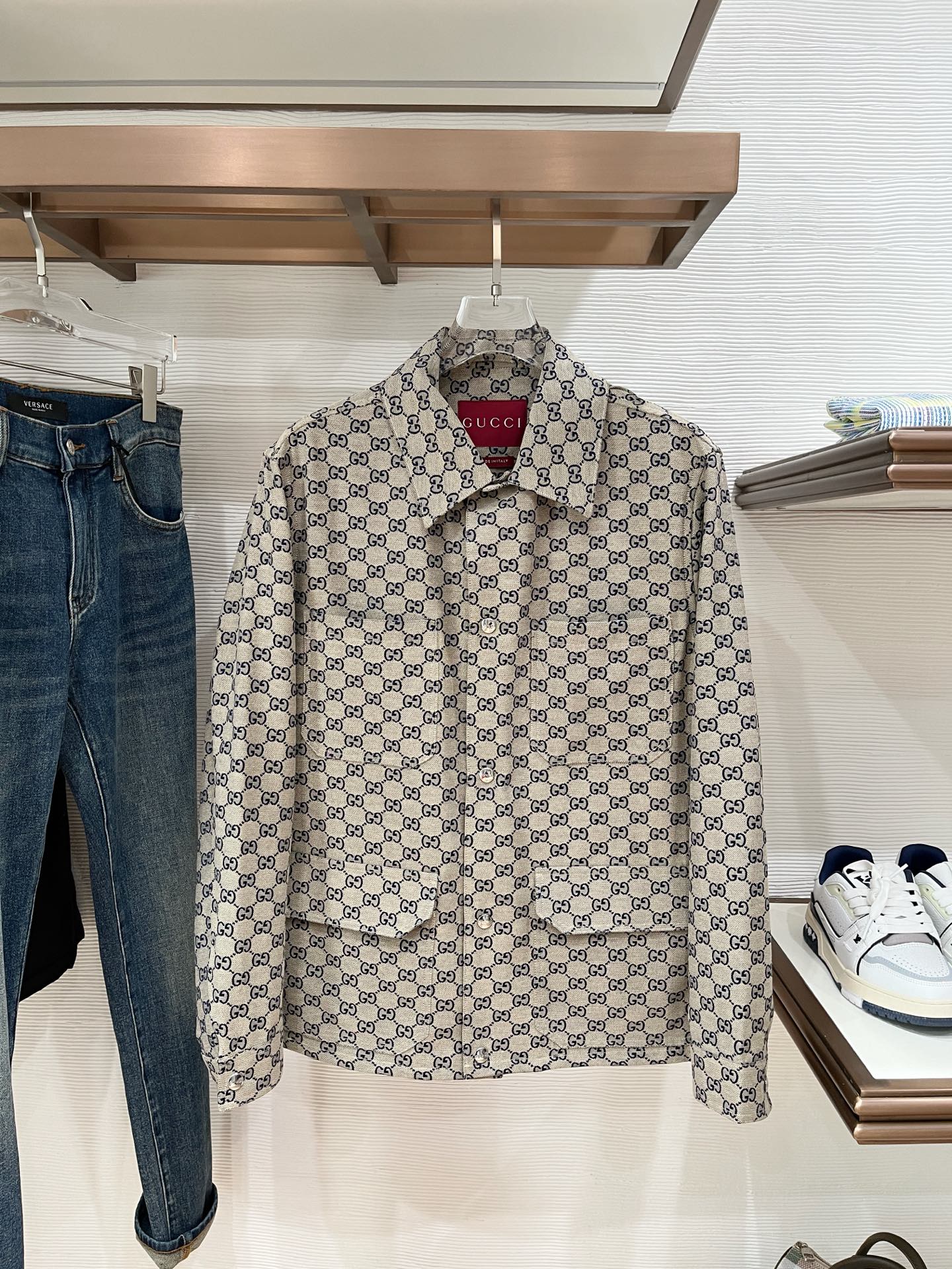 NO:570321,GUCCI 24 new autumn and winter products, double G small jacquard multi-pocket lapel jacket, the latest blue G autumn color. Haute couture canvas blended material, the fabric has a long weaving cycle, and the quality control details are perfect. This item is from Gucci  Lido series, blue double G design style, design inspiration comes from Italian coast style clubs, the early autumn series reinterprets the brand from a modern perspective. G family's iconic design elements and exquisite jacquard patterns. Craftsmanship, presenting a versatile choice for your seasonal wardrobe. Wearable by men and women, a must-have item for daily wear!  Sizes 48-56 (M-3XL),,gucci,gucci,jackets & coats,alexander wang19860909GUCCI 24秋冬新品,双G小提花 多口袋翻领外套,最新蓝G秋季配色.高定帆布混纺材质,其面料定织周期较长,品控细节把握完美. 这款单品出自Gucci Lido系列,蓝双G设计风格,设计灵感源自意大利海岸风情俱乐部,早秋系列以现代视角焕新诠释品牌.G家标志性设计元素和精致提花图案.匠心制作,为您的换季衣橱呈献百搭之选.男女同穿,日常穿搭必备单品！ 尺码48-56码（M-3XL）,,gucci,gucci,jackets & coats,alexander wang,Men's clothing