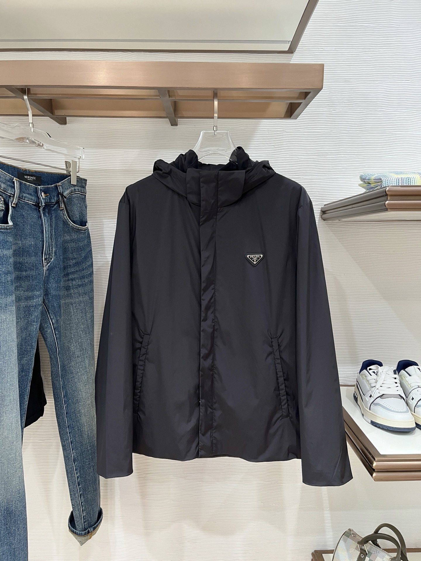 NO:570318,PRADA Men's fashionable detachable hooded jacket, licensed by Italian-Belgian traders in Taiwan, new product in early spring of 2025, high-end Italian OEM, official classic ace item! ! The new season's men's clothing is full of modernity and technology, combining fashion aesthetics with outdoor elements. In terms of design tone, it continues to follow the minimalist line of the P family, with rich details and elements. The iconic enamel patchwork pebbled cowhide triangle badge logo is injected on the chest, which is a soul-like embellishment and effectively flaunts the brand identity! A jacket with extremely high technological and functional value. It is made of custom-made fabrics from Japan's Toray Corporation (a top-tier luxury garment manufacturer)'s top patented Re-Nylon renewable nylon fabric. It has natural environmentally friendly qualities. The material has superior functional windproof and waterproof effects, is quick-drying, has first-class breathability, and is extremely stain-resistant! The details are exquisite and elegant, with a hidden placket zipper double opening and closing design, exclusive customized zippers and snap buttons, a hidden pocket configuration that is quite outstanding, and the hood collar can be flexibly detached, which is very user-friendly! The jacket is an excellent piece of equipment in the transitional season. It has a significant effect on the upper body and shows the vibrant colors of the urban upstarts. It is an excellent jacket in the dressing season. It can be perfectly controlled for business commuting, street style, outdoor sports and leisure, and is extremely practical! Sizes M-3XL (48-56),,prada,prada,jackets & coats,jackets & coats,cowhide,hats,alexander wang19860909PRADA普拉达 男士时装款可脱卸连帽夹克外套,台湾意比贸易商行货,25年早春新品,高端意大利代工出品,官方经典王牌单品！！ 新一季的男装充满现代感与科技感,将时装美学与户外元素混搭结合,在设计基调方面继续沿袭了P家的极简路线,细节元素各自丰富发挥,胸前注入了标志性珐琅拼饰荔枝纹牛皮三角徽章标识,属于灵魂式点缀,有力标榜了品牌身份！ 科技功能性价值极高的一款夹克,日本东丽公司订制面料（一线奢侈品成衣御用面料商）顶级专利Re-Nylon可再生尼龙织物制成,有着天然的环保特质,其材质具备优越的功能性防风防水效果,速干性强,同时透气性亦一流,且抗污性极强！ 细节精湛考究,暗门襟拉链双开合设计,专属定制拉链及按扣,隐藏式口袋配置颇为出彩,帽领可灵活拆卸,非常人性化！ 夹克属于过渡季优秀的装备,上身效果显著,尽显都市新贵活力色彩,在穿搭季属于极为出色的一款外套,商务通勤、出街造型、户外运动休闲皆可完美驾驭,实穿性极强！ 尺码M-3XL（48-56码）,,prada,prada,jackets & coats,jackets & coats,cowhide,hats,alexander wang,Men's clothing