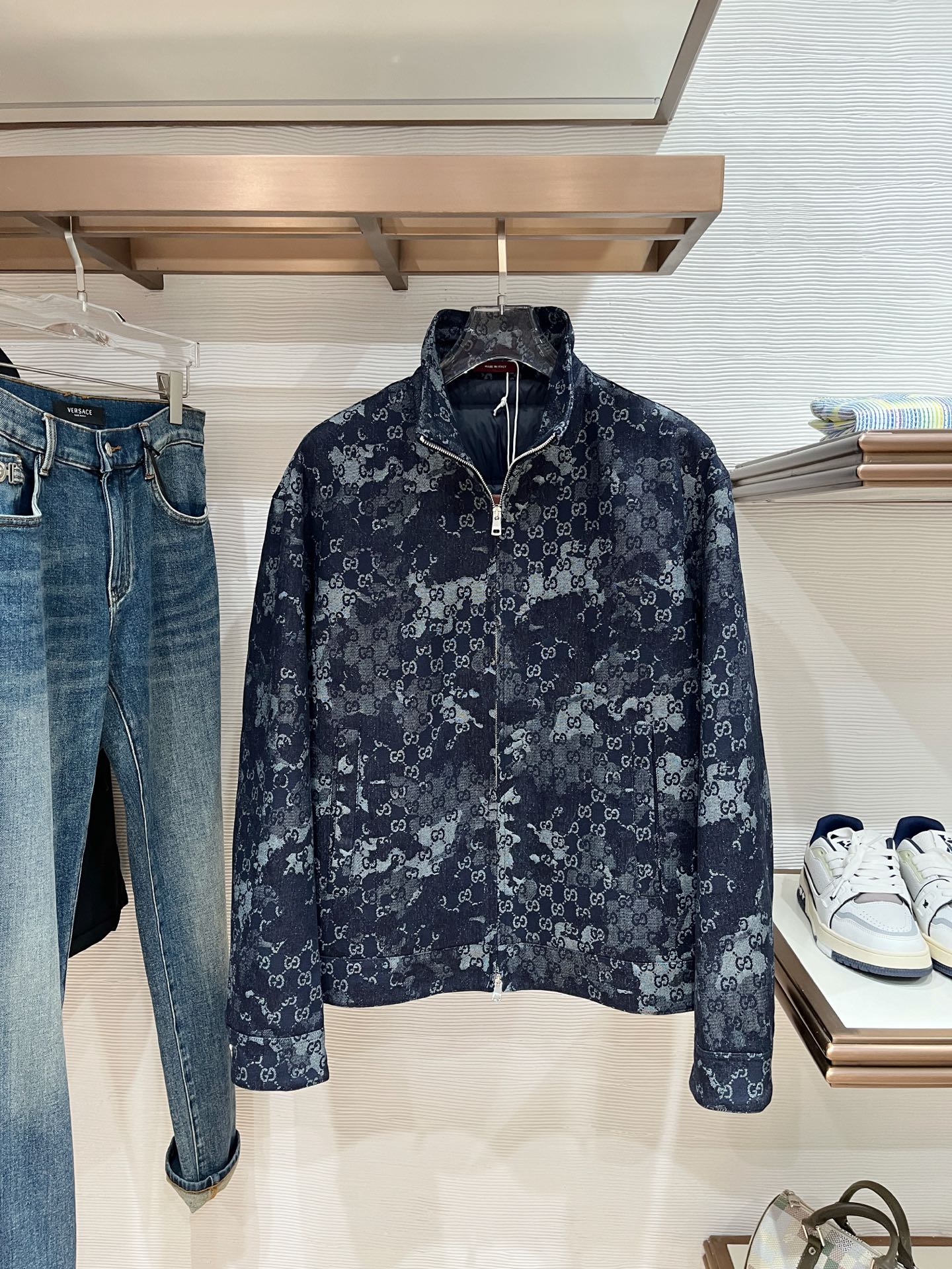 NO:570313,G's new autumn and winter 2025 original 1:1 customized hardware accessories are all imported and original customization. Welcome to compare at the counter. Absolutely high quality. Made of top-grade 95 white duck down. Super soft. Full and fluffy. Super heavy fabric. Perfect workmanship. Pay attention to the fabric. Super comfortable. Exclusive model. Non-market goods. Same size for men and women. M ~ XXXL,, gucci, alexander wang19860909G家2025秋冬新款原版1:1订制五金配件全进口原版定制 欢迎专柜对比 绝对的高品质 采用顶级95白鸭绒 超柔软 充羽量蓬松饱满 超级重面料做工杠杠的版型完美 注意面料超舒服 独家款 非市场货 男女同款尺码M ～XXXL,,gucci,alexander wang,Men's clothing