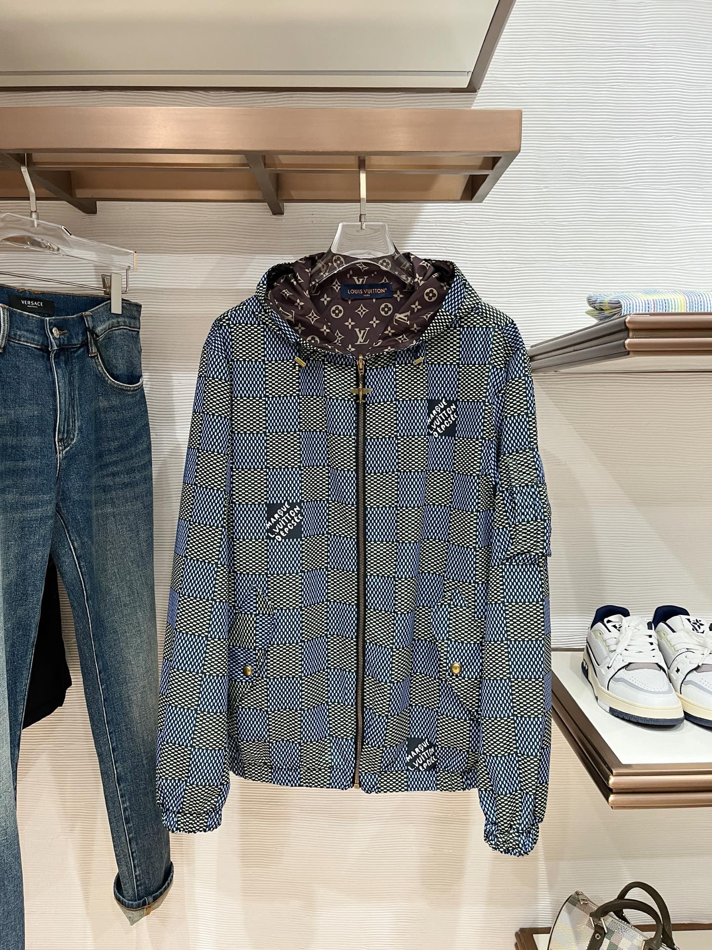 NO:570341,The same style as the new LV official website, complete with three standards!  2025 new autumn and winter men's jackets, fashionable and casual high-end version!  Custom-made fabrics at the counter are highly breathable and comfortable, with impeccable details and brand element design concepts, reflecting high quality. It feels delicate and soft!  It presents a casual cut and the upper body shape is awesome!  Size xl-3Xl,,louis vuitton,jackets & coats,jackets & coats,alexander wang19860909上新 lv官网同款,三标齐全！2025秋冬新款男士夹克外套,时尚休闲高端版本！专柜定制面料 透气舒适度高,细节无可挑剔,品牌元素设计理念,体现高品质.手感细腻柔软！呈现休闲裁剪,上身版型超赞！码数xl-3Xl,,louis vuitton,jackets & coats,jackets & coats,alexander wang,Men's clothing