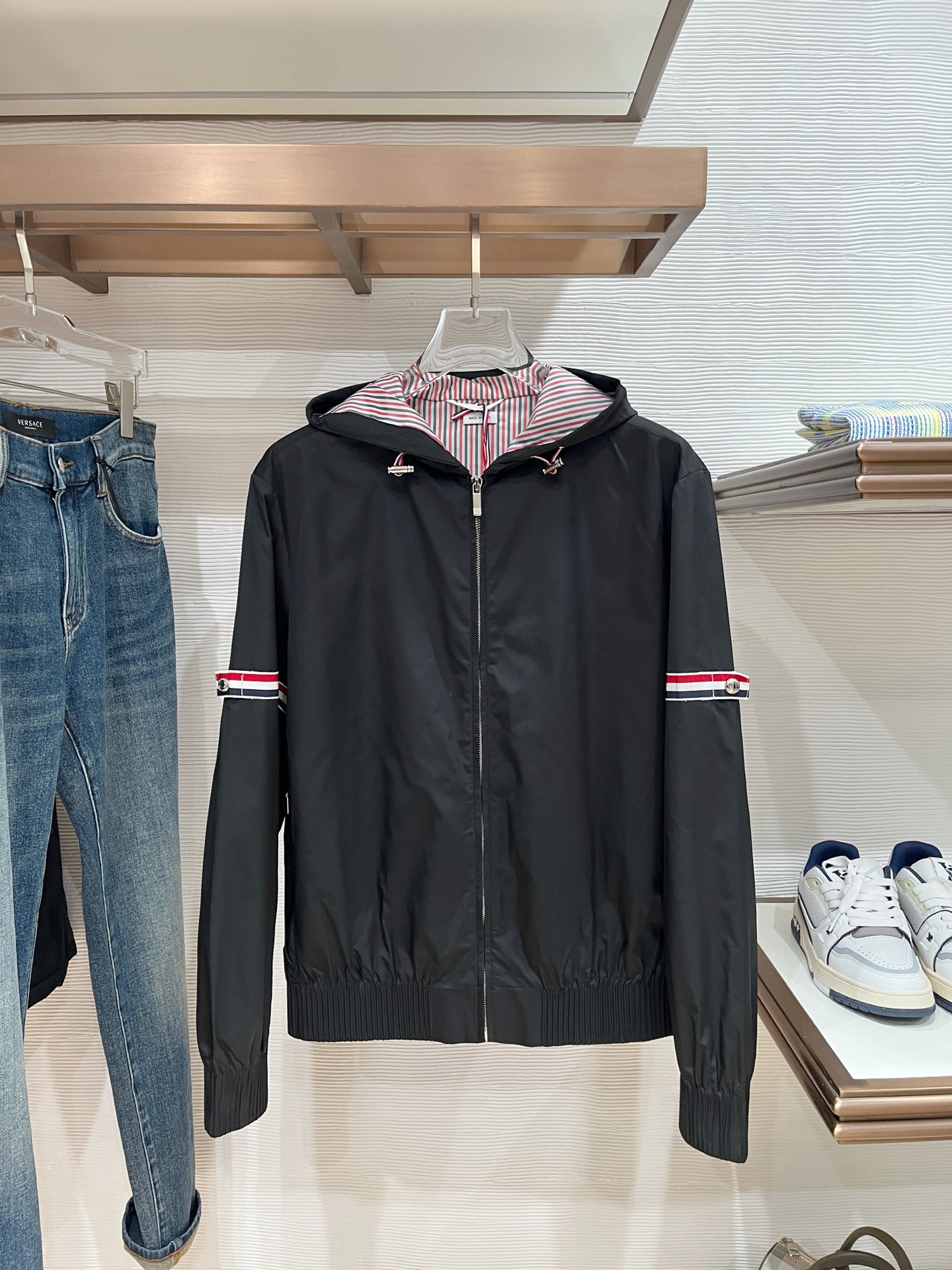 NO:570319,The same style as the new TB official website, complete with three standards!  2025 new autumn and winter men's jackets, fashionable and casual high-end version!  Custom-made fabrics at the counter are highly breathable and comfortable, with impeccable details and brand element design concepts, reflecting high quality. It feels delicate and soft!  It presents a casual cut and the upper body shape is awesome!  Size M-3Xl .,,jackets & coats,jackets & coats,alexander wang19860909上新 TB官网同款,三标齐全！2025秋冬新款男士夹克外套,时尚休闲高端版本！专柜定制面料 透气舒适度高,细节无可挑剔,品牌元素设计理念,体现高品质.手感细腻柔软！呈现休闲裁剪,上身版型超赞！码数M-3Xl .,,jackets & coats,jackets & coats,alexander wang,Men's clothing