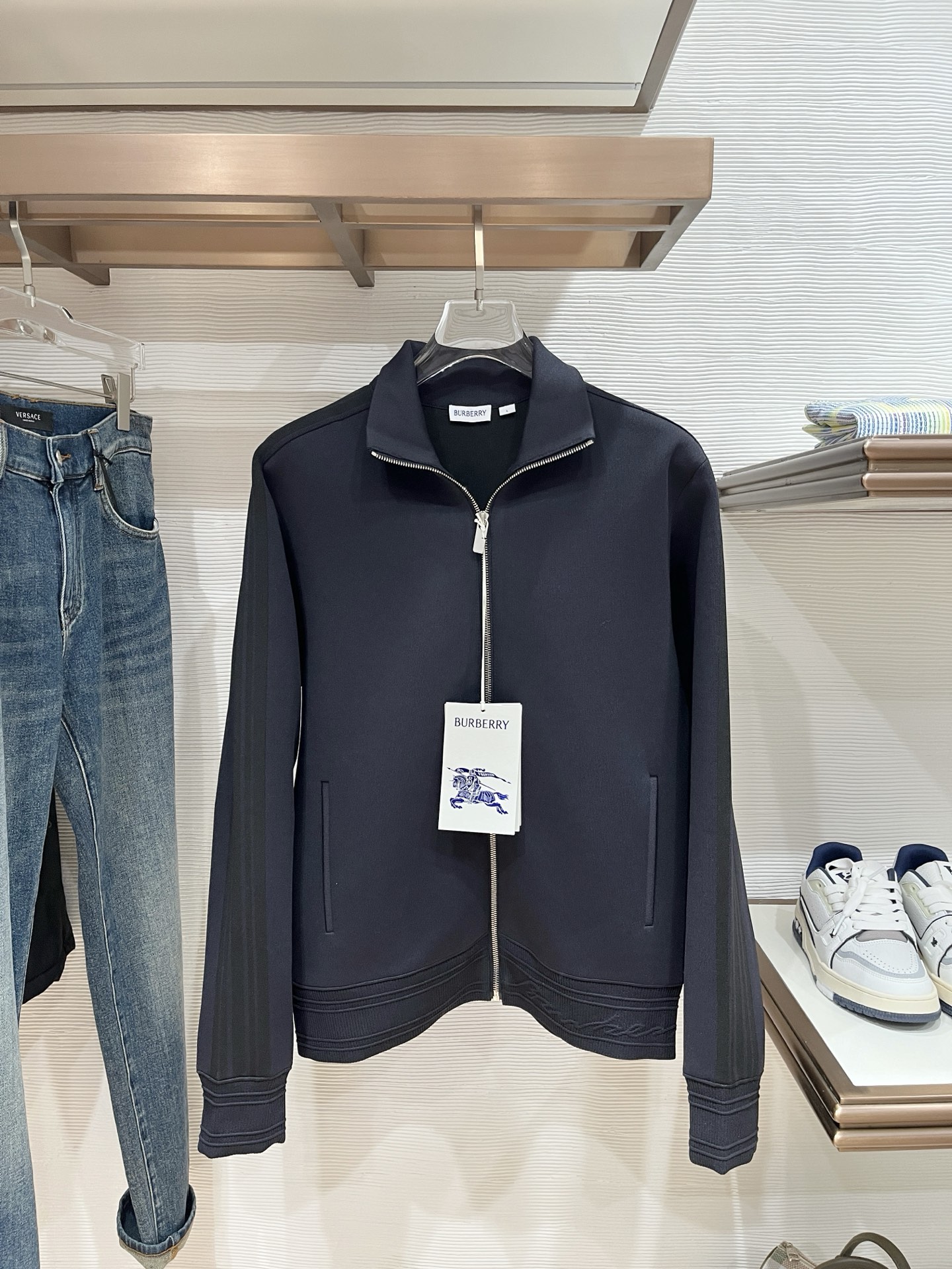 NO:570346,.Burb@rry FW25 Solid Color Stand Collar Zippered Long Sleeve Jacket Men's Navy M-3XL Fabric Polyester Fitted Fit Moderate Thickness Other Styles Collar Stand Collar Patterned Solid Color Suitable for Seasons Spring and Autumn Long Sleeves Regular Sleeve Type Zipper Placket Regular Length Packing List Brand Label Card Hangtag,,burberry,jackets & coats,jackets & coats,alexander wang19860909.Burb@rry FW25 纯色立领拉链长袖夹克外套 男款 海军蓝 M-3XL 面料涤纶 版型合身 厚度适中 款式其他 领型立领 图案纯色 适用季节春,秋 袖长长袖 袖型常规 衣门襟拉链 衣长常规款 包装清单品牌标签卡吊牌,,burberry,jackets & coats,jackets & coats,alexander wang,Men's clothing