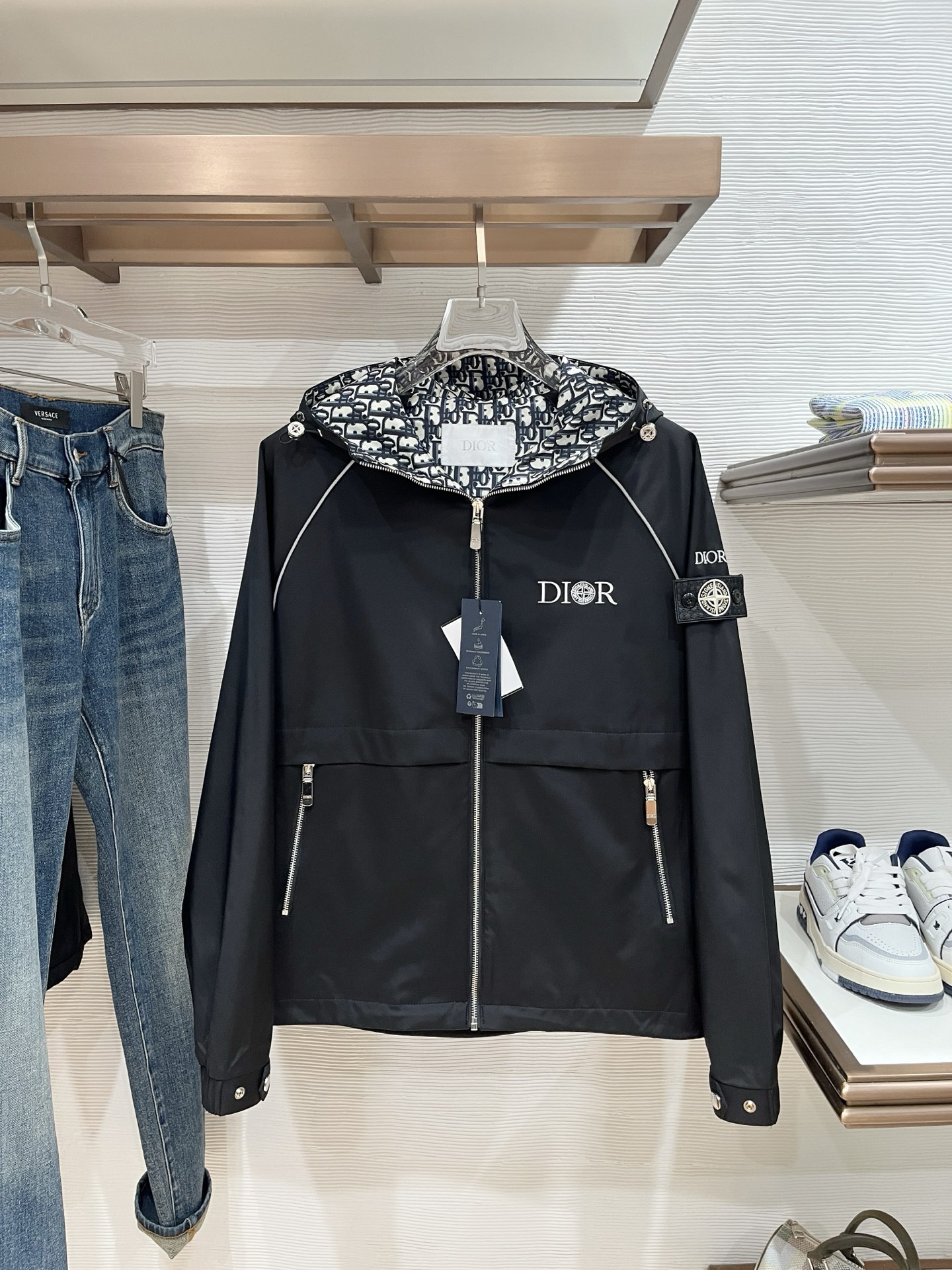 NO:570340,New product. Diro's new jacket. The new product in the show is in perfect condition. It is comfortable and warm. It has three standard colors and is full and attractive. The design is very outstanding, and it can easily enhance the sense of fashion. The workmanship is extremely sophisticated and rigorous, and the wiring is neat and meticulous!  A masterpiece from a famous designer!  The upper body does not look bloated and is super handsome!  Available size M ~ XXXL,,jackets & coats,jackets & coats,alexander wang19860909新品.diro家新款夹克外套,秀场新品品相非常完美,舒适保暖,三标齐全色泽饱满诱人,非常出彩的设计,轻松将时髦感进阶,做工极为考究严谨,走线工整细致！大牌设计师巨作！上身不显臃肿、超级帅气！现货码数M ～ XXXL,,jackets & coats,jackets & coats,alexander wang,Men's clothing