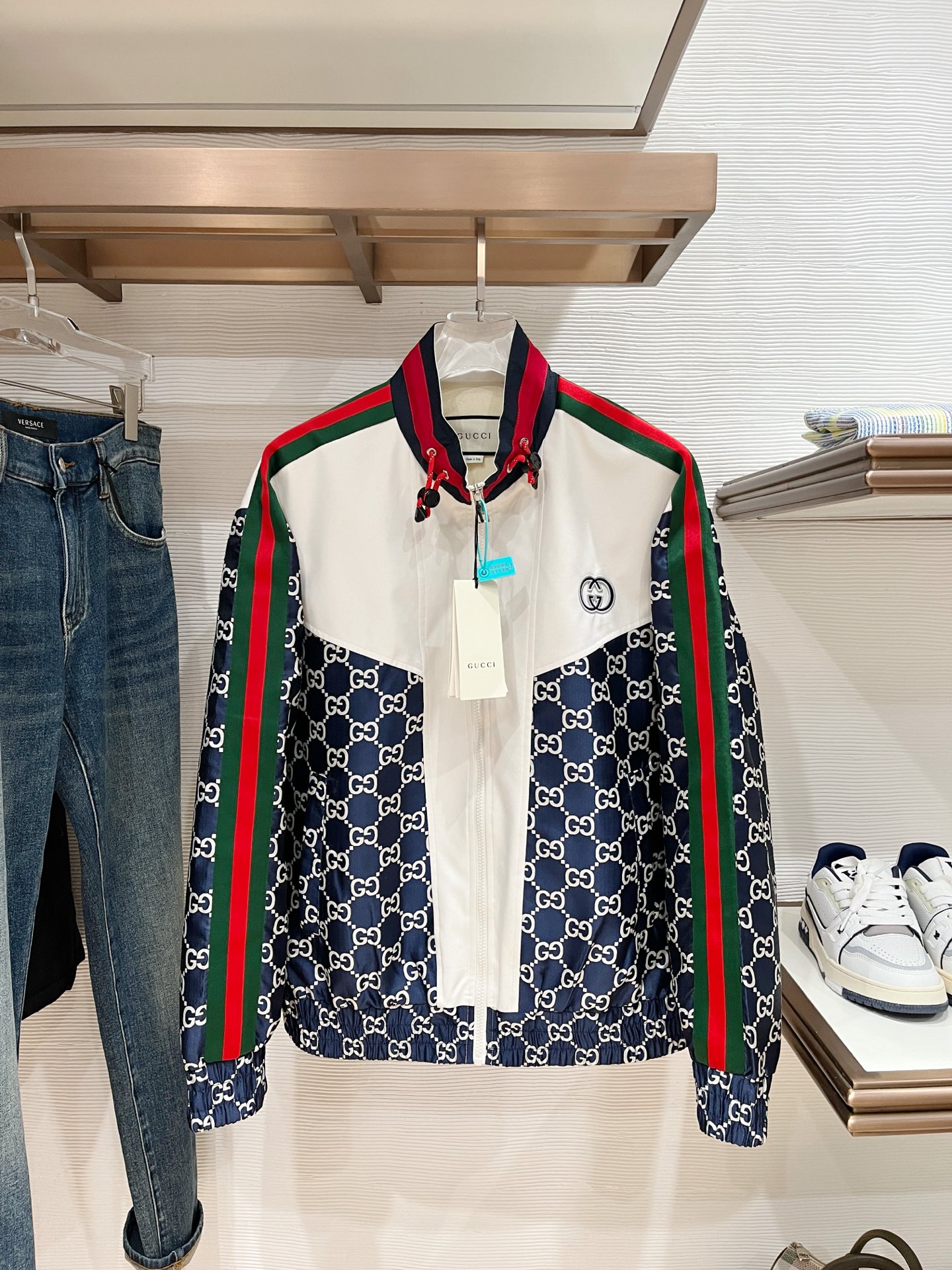 NO:570345,New product. G's new jacket. The new product on the show is in perfect condition. It is comfortable and warm. It has three standard colors and is full and attractive. It has a very outstanding design that can easily enhance the sense of fashion. The workmanship is extremely sophisticated and rigorous, and the wiring is neat and meticulous!  A masterpiece from a famous designer!  The upper body does not look bloated and is super handsome!  Available sizes M ~ XXXL,,gucci,jackets & coats,jackets & coats,alexander wang19860909新品.G家新款夹克外套,秀场新品品相非常完美,舒适保暖,三标齐全色泽饱满诱人,非常出彩的设计,轻松将时髦感进阶,做工极为考究严谨,走线工整细致！大牌设计师巨作！上身不显臃肿、超级帅气！现货码数M ～ XXXL,,gucci,jackets & coats,jackets & coats,alexander wang,Men's clothing