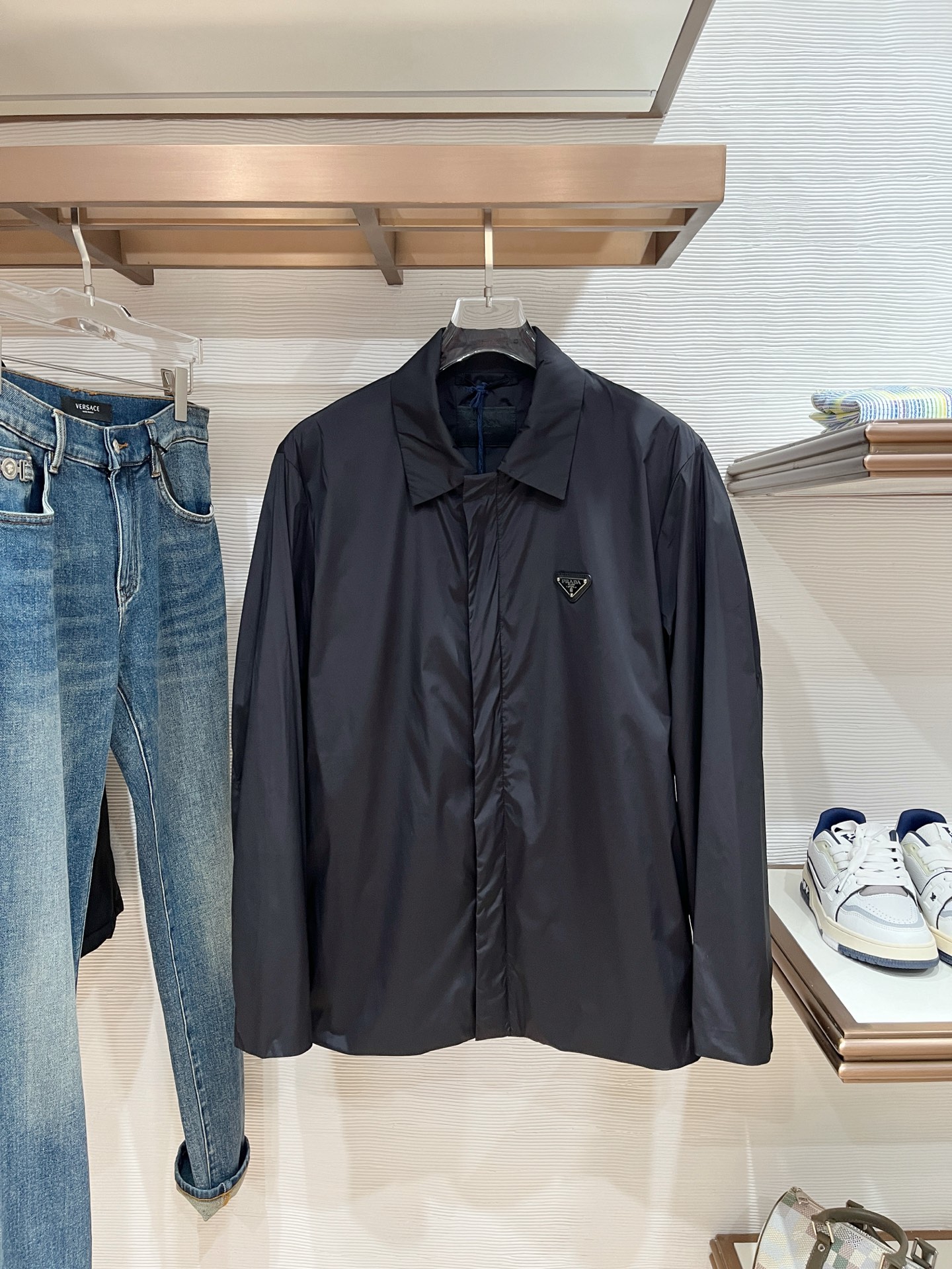 NO:570331,PA family men's business lapel shirt jacket, licensed by Italian-Belgian traders in Taiwan, new product in early spring of 2025, high-end Italian OEM, official classic ace item! ! The new season's men's clothing is full of modernity and technology, combining fashion aesthetics with outdoor elements. In terms of design tone, it continues to follow the minimalist line of the P family, with rich details and elements. The iconic enamel patchwork pebbled cowhide triangle badge logo is injected on the chest, which is a soul-like embellishment and effectively flaunts the brand identity! A jacket with extremely high technological and functional value. It is made of custom-made fabrics from Japan's Toray Corporation (a top-tier luxury garment manufacturer)'s top patented Re-Nylon renewable nylon fabric. It has natural environmentally friendly qualities. The material has superior functional windproof and waterproof effects, is quick-drying, has first-class breathability, and is extremely stain-resistant! The details are exquisite and elegant, with a hidden placket zipper double opening and closing design, exclusive customized zippers and snap buttons, a hidden pocket configuration that is quite outstanding, and the hood collar can be flexibly detached, which is very user-friendly! The jacket is an excellent piece of equipment in the transitional season. It has a significant effect on the upper body and shows the vibrant colors of the urban upstarts. It is an excellent jacket in the dressing season. It can be perfectly controlled for business commuting, street style, outdoor sports and leisure, and is extremely practical! Sizes M-3XL (48-56),,jackets & coats,jackets & coats,cowhide,hats,alexander wang19860909PA家族男士商务翻领衬衣款外套,台湾意比贸易商行货,25年早春新品,高端意大利代工出品,官方经典王牌单品！！ 新一季的男装充满现代感与科技感,将时装美学与户外元素混搭结合,在设计基调方面继续沿袭了P家的极简路线,细节元素各自丰富发挥,胸前注入了标志性珐琅拼饰荔枝纹牛皮三角徽章标识,属于灵魂式点缀,有力标榜了品牌身份！ 科技功能性价值极高的一款夹克,日本东丽公司订制面料（一线奢侈品成衣御用面料商）顶级专利Re-Nylon可再生尼龙织物制成,有着天然的环保特质,其材质具备优越的功能性防风防水效果,速干性强,同时透气性亦一流,且抗污性极强！ 细节精湛考究,暗门襟拉链双开合设计,专属定制拉链及按扣,隐藏式口袋配置颇为出彩,帽领可灵活拆卸,非常人性化！ 夹克属于过渡季优秀的装备,上身效果显著,尽显都市新贵活力色彩,在穿搭季属于极为出色的一款外套,商务通勤、出街造型、户外运动休闲皆可完美驾驭,实穿性极强！ 尺码M-3XL（48-56码）,,jackets & coats,jackets & coats,cowhide,hats,alexander wang,Men's clothing