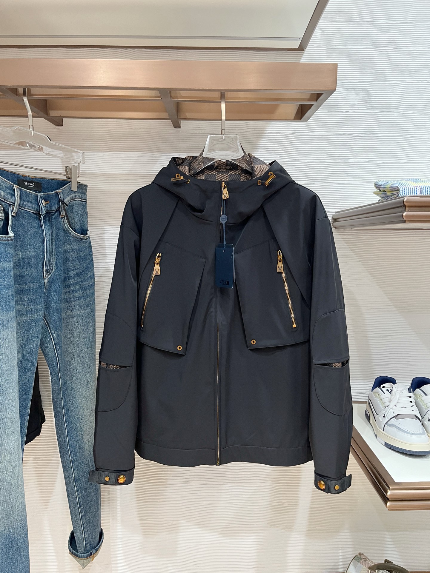 NO:570339,New product. lv new jacket, the new product on the show is in perfect condition, comfortable and warm, complete with three labels, full and attractive color, very outstanding design, easily upgrades the fashion sense, extremely elegant and rigorous workmanship, neat and meticulous wiring!  A masterpiece from a famous designer!  The upper body does not look bloated and is super handsome!  Available sizes M ~ XXXL,,louis vuitton,jackets & coats,jackets & coats,alexander wang19860909新品.lv新款夹克外套,秀场新品品相非常完美,舒适保暖,三标齐全色泽饱满诱人,非常出彩的设计,轻松将时髦感进阶,做工极为考究严谨,走线工整细致！大牌设计师巨作！上身不显臃肿、超级帅气！现货码数M ～ XXXL,,louis vuitton,jackets & coats,jackets & coats,alexander wang,Men's clothing