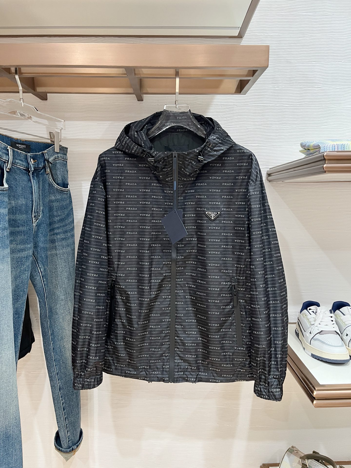 NO:570316,Prada's 24 new autumn and winter product, small jacquard multi-pocket lapel jacket, the latest autumn color. Haute couture canvas blend material, the fabric has a long weaving cycle, and the quality control details are perfect. This item comes from the series, the design style is inspired by the Italian coast style club, the early autumn series reinterprets the brand from a modern perspective. Iconic design elements and exquisite jacquard patterns. Craftsmanship, presenting a versatile choice for your seasonal wardrobe. Wearable by men and women, a must-have item for daily wear!  Sizes 48-56 (M-3XL),, prada, jackets & coats, alexander wang19860909普拉达 24秋冬新品,小提花 多口袋翻领外套,最新秋季配色.高定帆布混纺材质,其面料定织周期较长,品控细节把握完美. 这款单品出自系列,设计风格,设计灵感源自意大利海岸风情俱乐部,早秋系列以现代视角焕新诠释品牌.标志性设计元素和精致提花图案.匠心制作,为您的换季衣橱呈献百搭之选.男女同穿,日常穿搭必备单品！ 尺码48-56码（M-3XL）,,prada,jackets & coats,alexander wang,Men's clothing