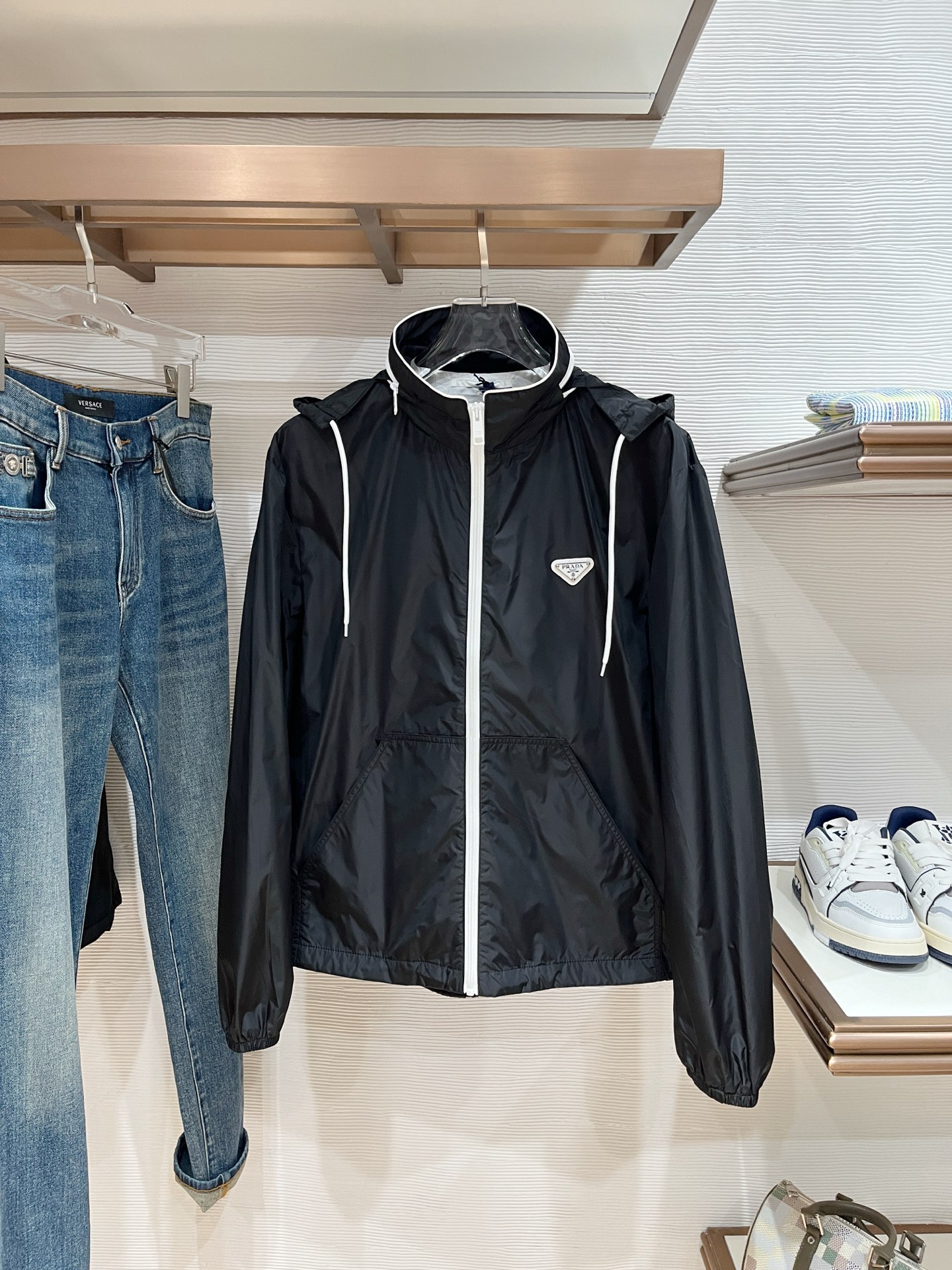 NO:570309,New arrival, the same style as Prada’s official website, complete with three labels!  2025 new autumn and winter men's jackets, fashionable and casual high-end version!  Custom-made fabrics at the counter are highly breathable and comfortable, with impeccable details and brand element design concepts, reflecting high quality. It feels delicate and soft!  It presents a casual cut and the upper body shape is awesome!  Size M-3Xl .,,prada,jackets & coats,jackets & coats,alexander wang19860909上新 普拉达官网同款,三标齐全！2025秋冬新款男士夹克外套,时尚休闲高端版本！专柜定制面料 透气舒适度高,细节无可挑剔,品牌元素设计理念,体现高品质.手感细腻柔软！呈现休闲裁剪,上身版型超赞！码数M-3Xl .,,prada,jackets & coats,jackets & coats,alexander wang,Men's clothing