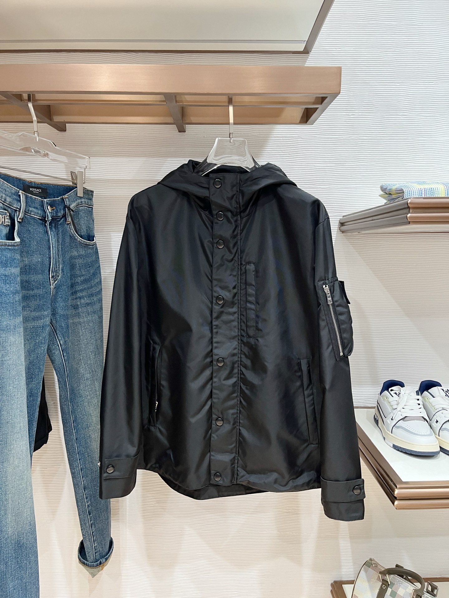 NO:570324,New arrival, the same style as Prada’s official website, complete with three labels!  2025 new autumn and winter men's jackets, fashionable and casual high-end version!  Custom-made fabrics at the counter are highly breathable and comfortable, with impeccable details and brand element design concepts, reflecting high quality. It feels delicate and soft!  It presents a casual cut and the upper body shape is awesome!  Size M-3Xl .,,prada,jackets & coats,jackets & coats,alexander wang19860909上新 普拉达官网同款,三标齐全！2025秋冬新款男士夹克外套,时尚休闲高端版本！专柜定制面料 透气舒适度高,细节无可挑剔,品牌元素设计理念,体现高品质.手感细腻柔软！呈现休闲裁剪,上身版型超赞！码数M-3Xl .,,prada,jackets & coats,jackets & coats,alexander wang,Men's clothing