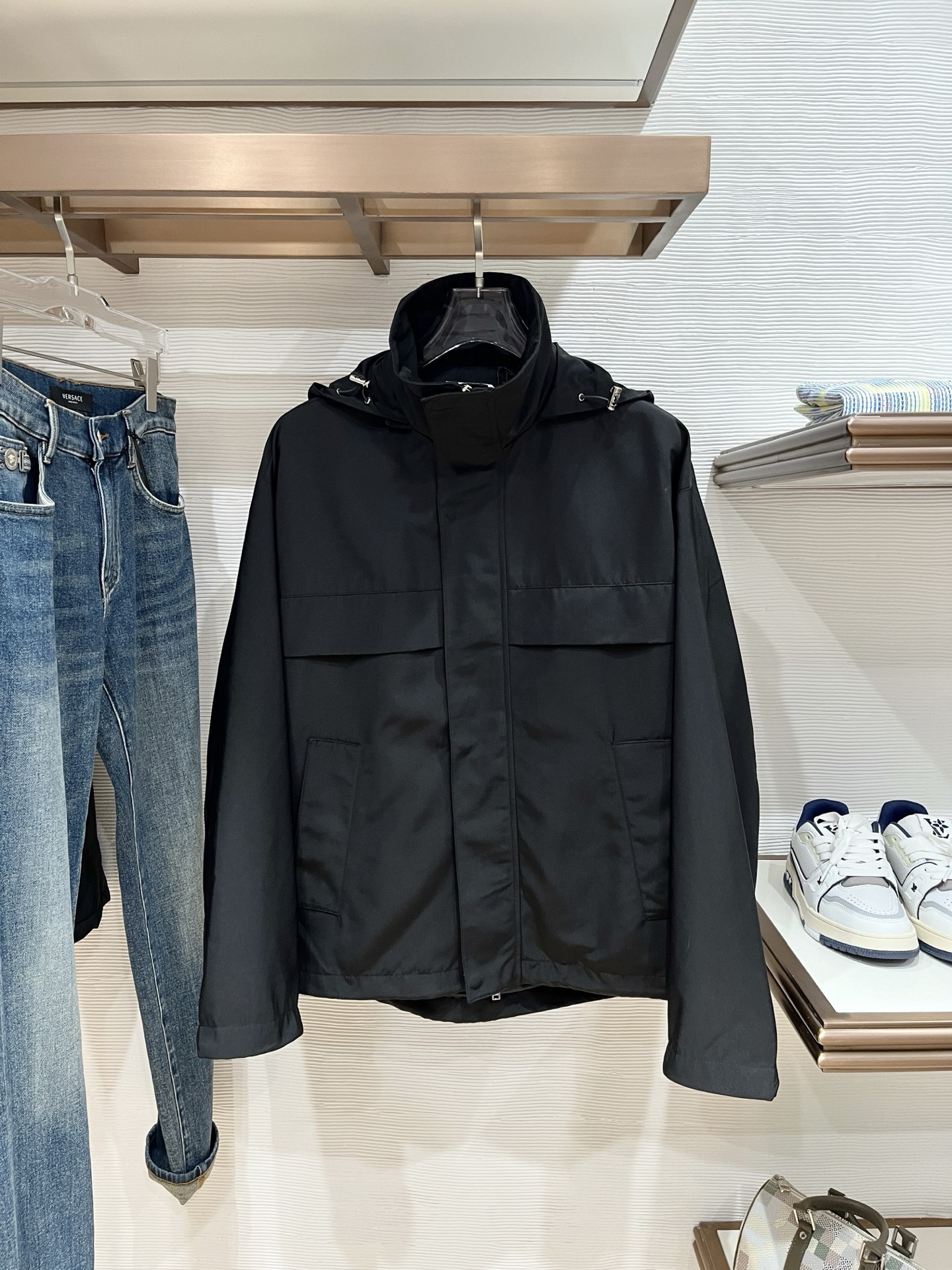 NO:570329,The new bv home official website has the same style, complete with three standards!  2025 new autumn and winter men's jackets, fashionable and casual high-end version!  Custom-made fabrics at the counter are highly breathable and comfortable, with impeccable details and brand element design concepts, reflecting high quality. It feels delicate and soft!  It presents a casual cut and the upper body shape is awesome!  Size M-3Xl .,,bottega veneta,jackets & coats,jackets & coats,alexander wang19860909上新 bv家 官网同款,三标齐全！2025秋冬新款男士夹克外套,时尚休闲高端版本！专柜定制面料 透气舒适度高,细节无可挑剔,品牌元素设计理念,体现高品质.手感细腻柔软！呈现休闲裁剪,上身版型超赞！码数M-3Xl .,,bottega veneta,jackets & coats,jackets & coats,alexander wang,Men's clothing