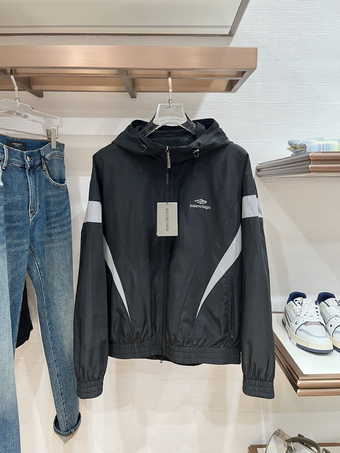 NO:570306,New product: Balenciaga's new jacket. The new product on the show is in perfect condition. It is comfortable and warm. It has all three labels and is full of attractive colors. It has a very outstanding design that easily enhances the sense of fashion. The workmanship is extremely sophisticated and rigorous, and the wiring is neat and meticulous!  A masterpiece from a famous designer!  The upper body does not look bloated and is super handsome!  Available sizes M ~ XXXL,,balenciaga,jackets & coats,jackets & coats,alexander wang19860909新品 巴黎世家新款夹克外套,秀场新品品相非常完美,舒适保暖,三标齐全色泽饱满诱人,非常出彩的设计,轻松将时髦感进阶,做工极为考究严谨,走线工整细致！大牌设计师巨作！上身不显臃肿、超级帅气！现货码数M ～ XXXL,,balenciaga,jackets & coats,jackets & coats,alexander wang,Men's clothing