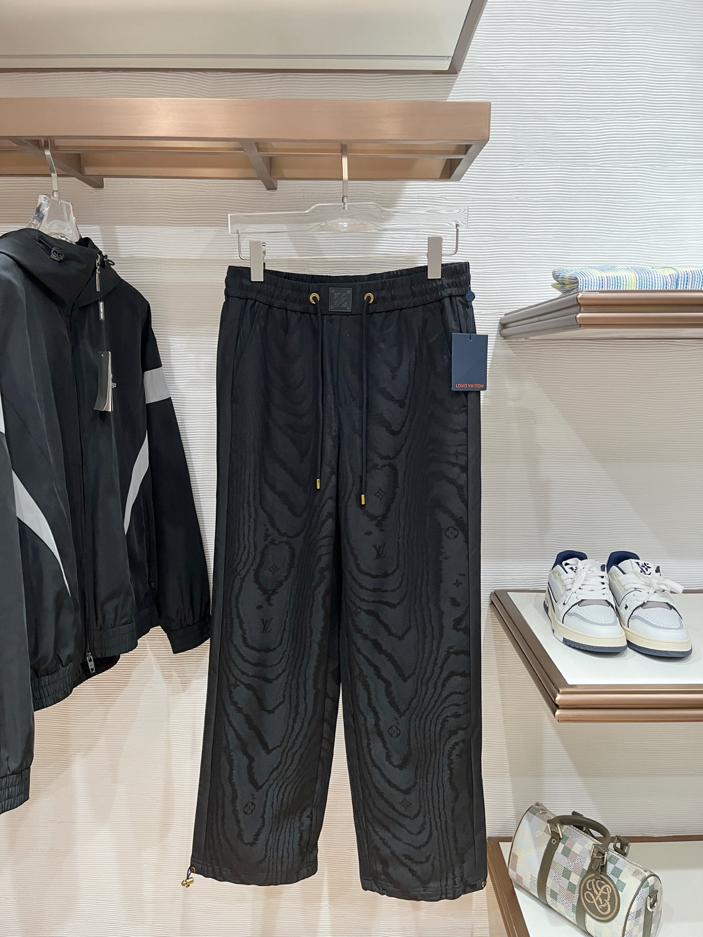 NO:570308,.Lv 2025ss new autumn and winter products  Men's boutique casual pants, top-quality casual pants, the latest upper body style is invincible! You can definitely wear it with your eyes closed. These pants are very versatile, with elastic waist, and can be worn for daily work and outdoor sports. It is the perfect combination of fashion, leisure and outdoor sports, so whether you wear it daily or outdoors, it is yours  The best choice. Extreme comfort and quick sweat wicking are the most popular points. It improves wearing comfort and is suitable for wearing under aerobic exercise and cross-country running conditions. This type of running casual pants has an extremely wide range of applications, allowing you to naturally maintain your love for sports in the summer and also wear it in leisure life.  Color Black Size M-XXXL,,louis vuitton,alexander wang19860909.Lv 2025ss秋冬新品 男士精品休闲裤顶级面料休闲裤,最新款上身版型无敌正!绝对可以闭眼收的一款此款裤子非常百搭,弹力腰围,日常上班户外运动都可以穿着,是时尚休闲与户外运动的完美结合,所以无论您平时穿或者户外穿都是您的最佳选择.极致舒适和快速排汗是备受青睐的重点,提升穿着舒适度,适合有氧运动和越野跑条件下穿着,此款是一件适用范围极其广泛的跑步休闲裤,让你在夏天自然可以保持对运动热爱,也可以在休闲生活中穿着 颜色黑色 尺码M-XXXL,,louis vuitton,alexander wang,Men's clothing