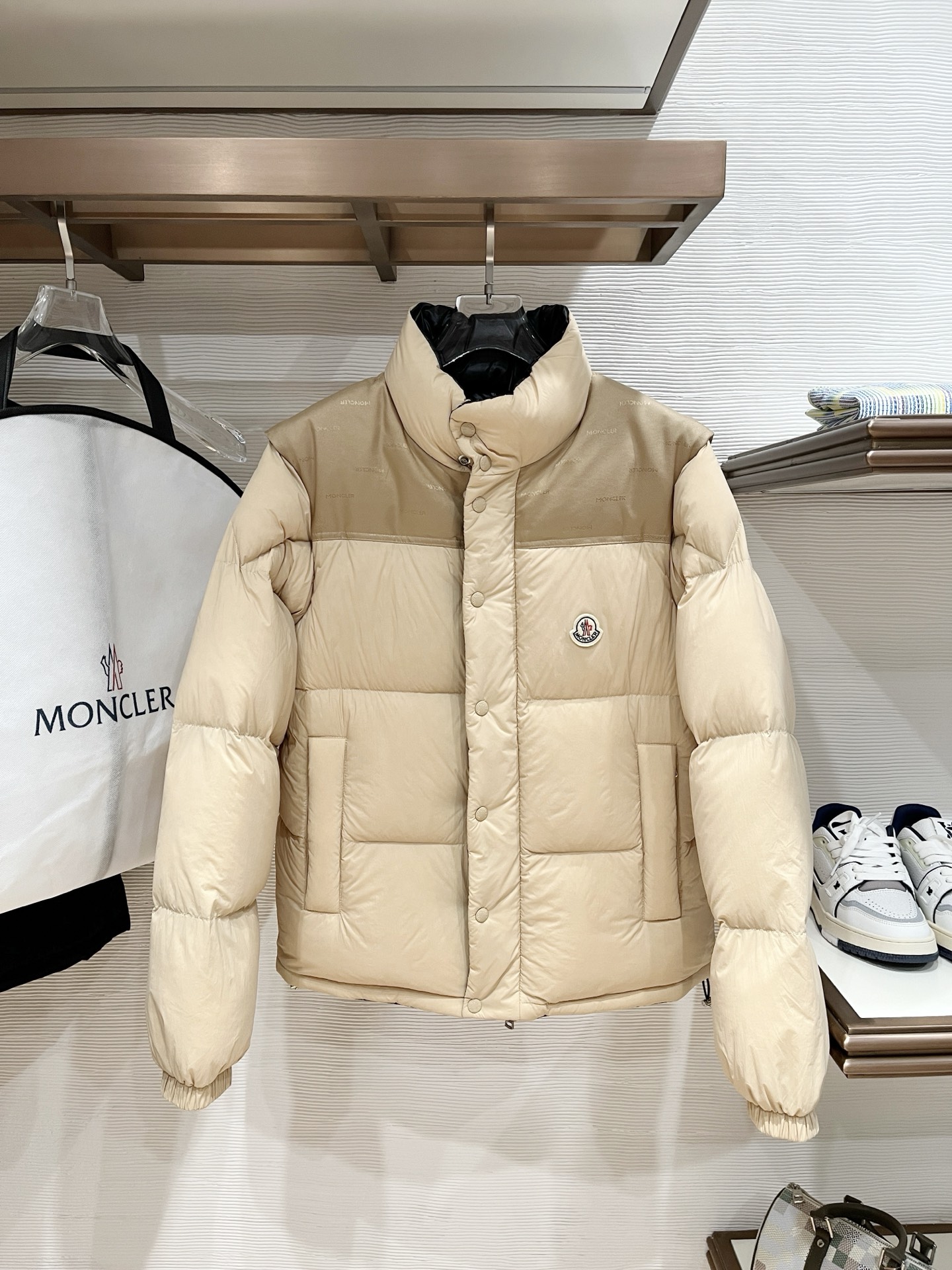 NO:661515,.95 down Moncler down jacket 2025 latest fashion designer down jacket. Every detail shows the high level of craftsmanship. The design changes of structural tailoring show the diverse image changes of men. It is slim and neat, and tailored to meet the popular multi-layered outfits. Versatile style for life. Code number 12345,,jackets & coats,down jacket, 19860909.95绒 Moncler 羽绒服2025最新款时尚设计师款羽绒外套.处处细节显工艺足够的高级 结构性剪裁的设计改变来展现男士多样的形象变化,修身利落、剪裁合体,满足时下正流行的多层次穿搭,生活百搭款式 码数12345,,jackets & coats,down jacket, ,Men's clothing