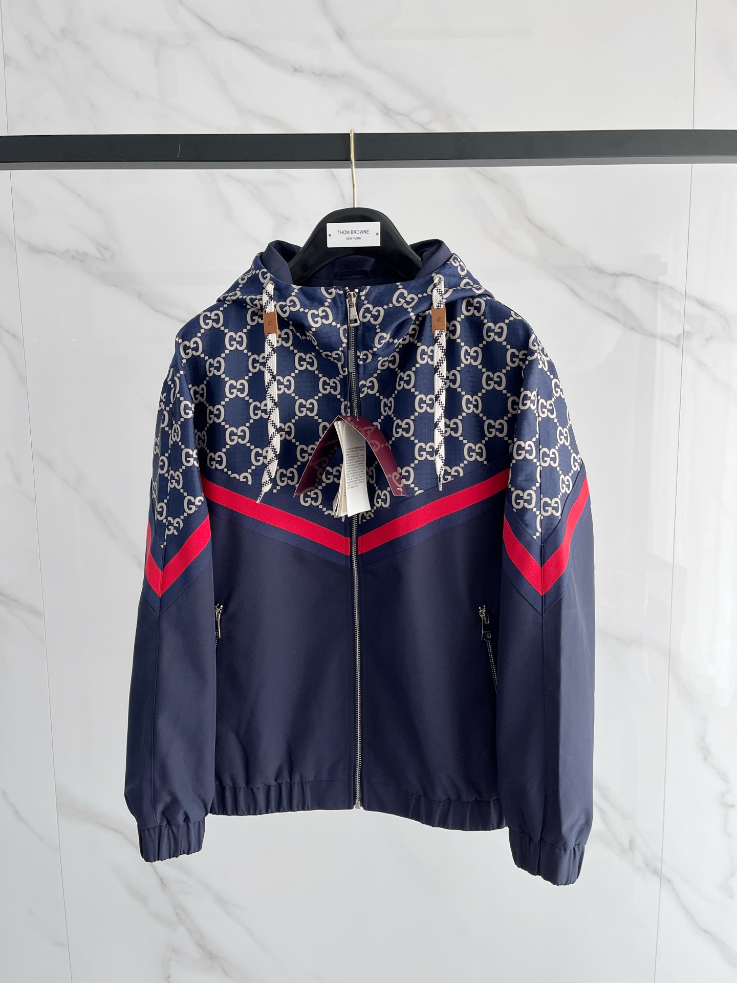 新品。G家新款夹克外套，秀场新品‼品相非常完美，舒适保暖，三标齐全色泽饱满诱人，非常出彩的设计，轻松将时