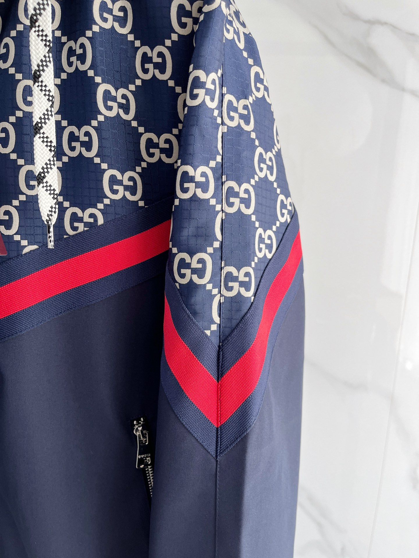 新品。G家新款夹克外套，秀场新品‼品相非常完美，舒适保暖，三标齐全色泽饱满诱人，非常出彩的设计，轻松将时