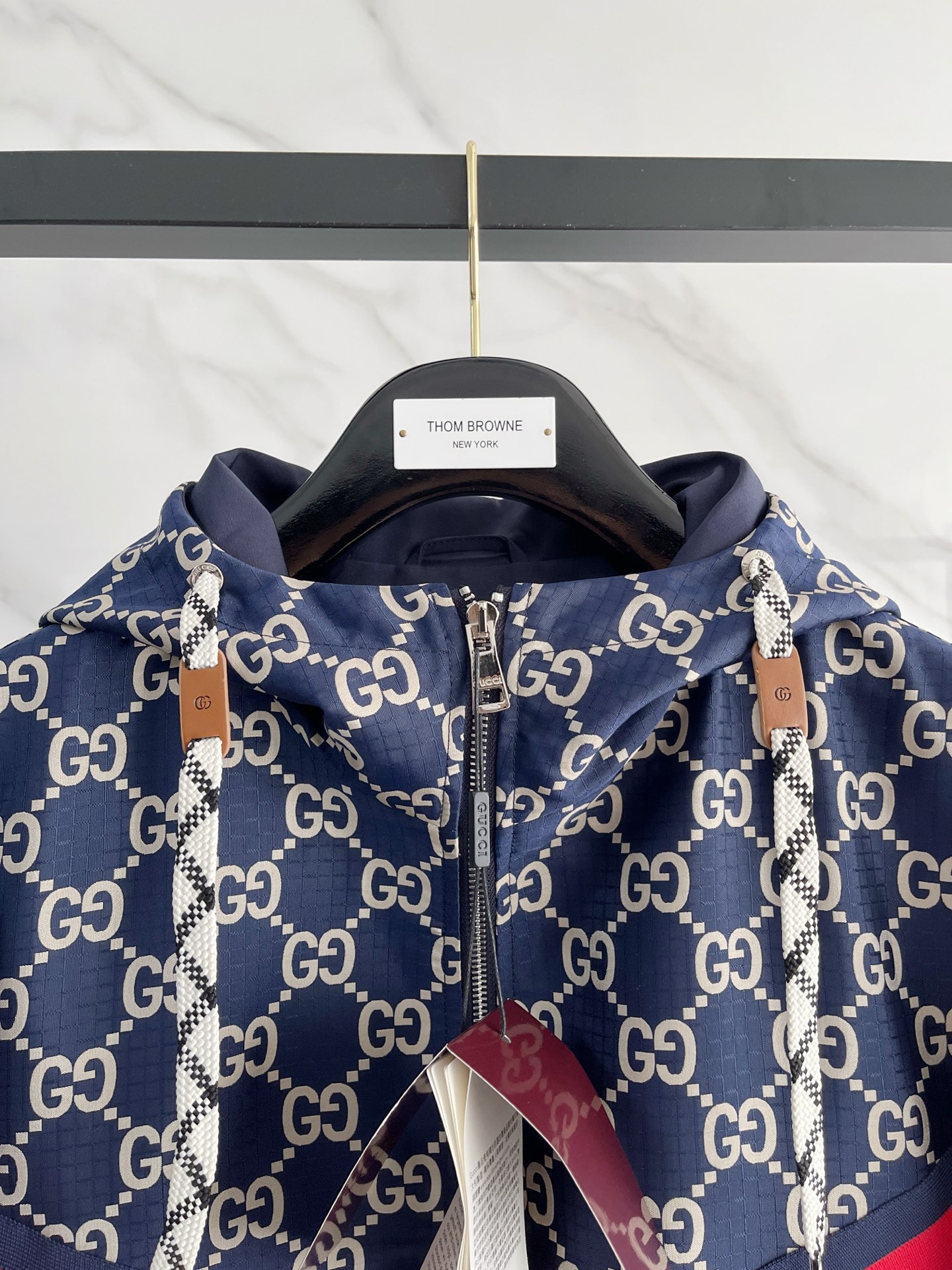 新品。G家新款夹克外套，秀场新品‼品相非常完美，舒适保暖，三标齐全色泽饱满诱人，非常出彩的设计，轻松将时