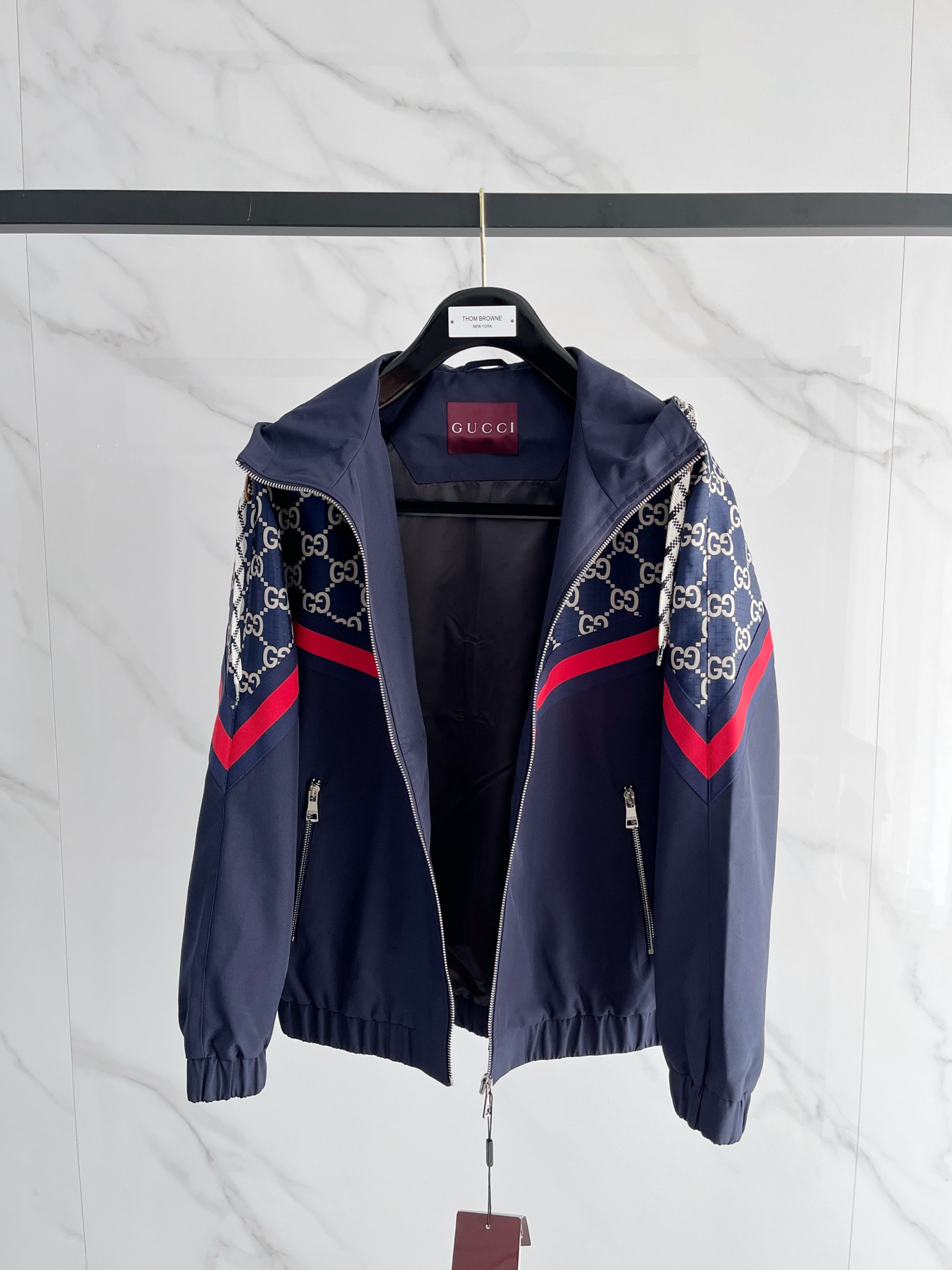 新品。G家新款夹克外套，秀场新品‼品相非常完美，舒适保暖，三标齐全色泽饱满诱人，非常出彩的设计，轻松将时