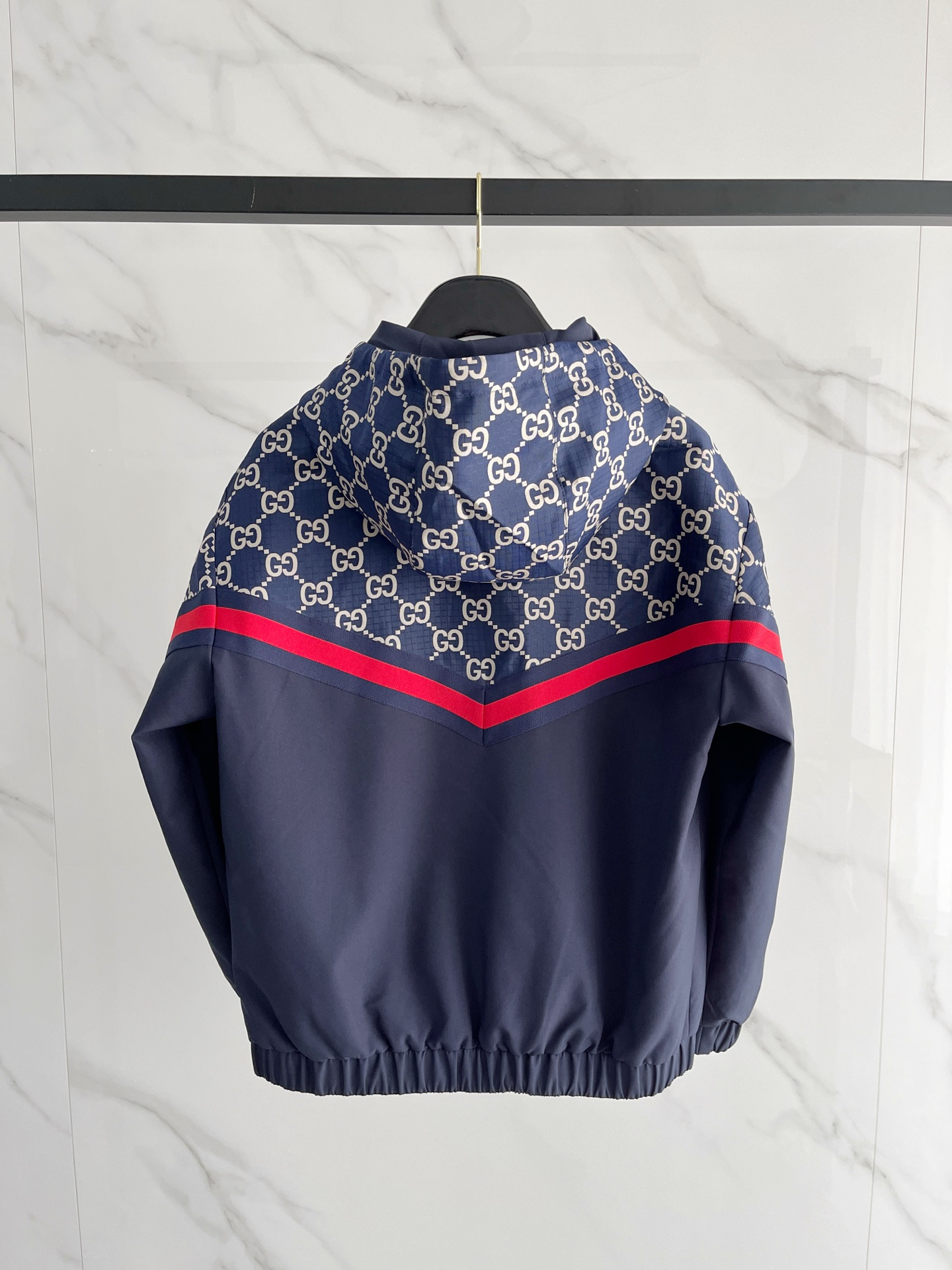 新品。G家新款夹克外套，秀场新品‼品相非常完美，舒适保暖，三标齐全色泽饱满诱人，非常出彩的设计，轻松将时