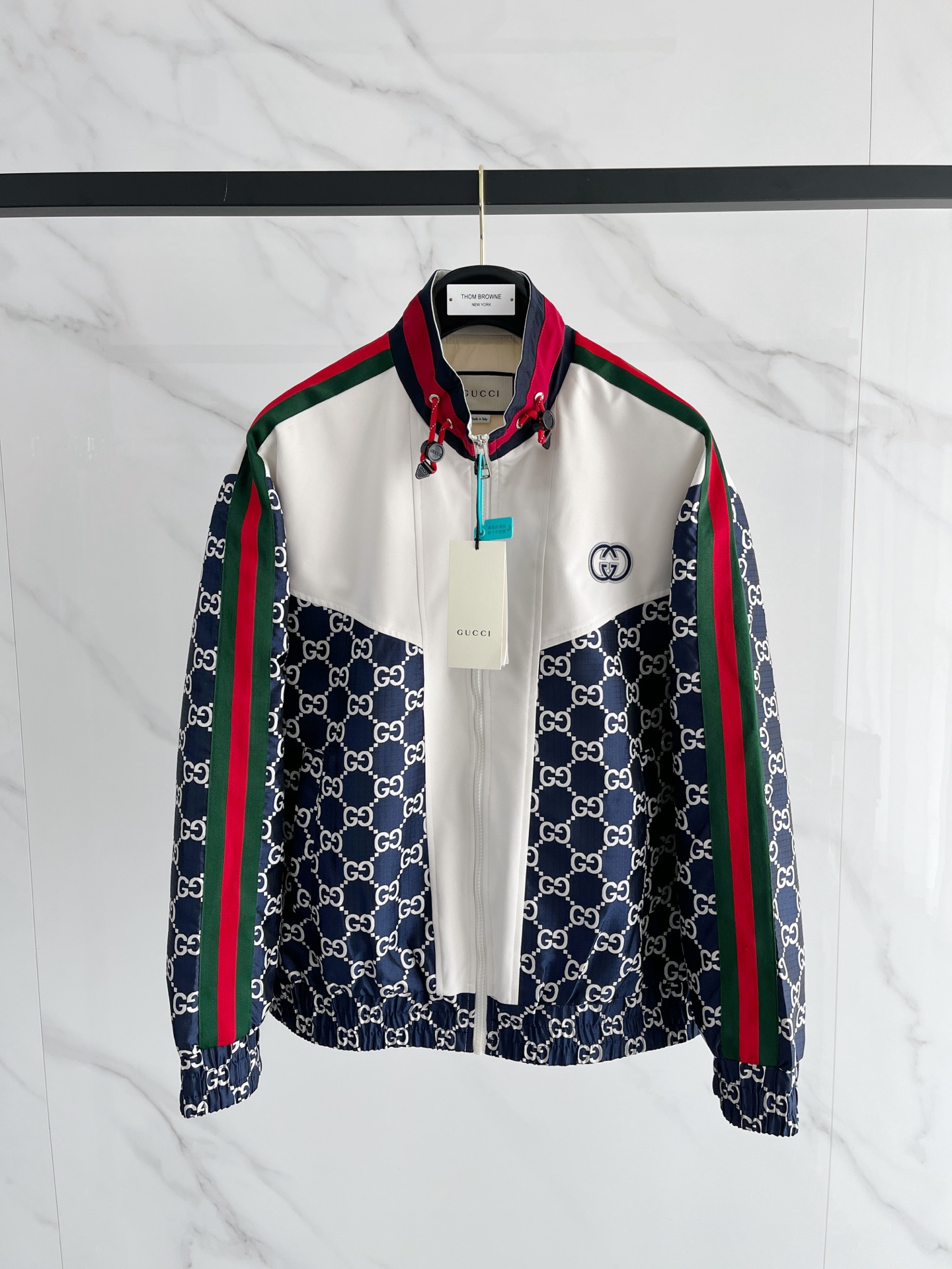 新品。G家新款夹克外套，秀场新品‼品相非常完美，舒适保暖，三标齐全色泽饱满诱人，非常出彩的设计，轻松将时