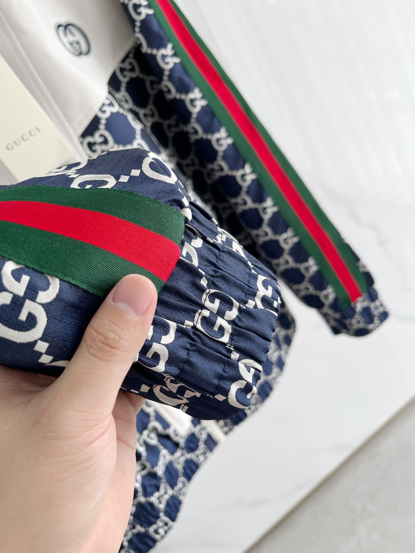 新品。G家新款夹克外套，秀场新品‼品相非常完美，舒适保暖，三标齐全色泽饱满诱人，非常出彩的设计，轻松将时