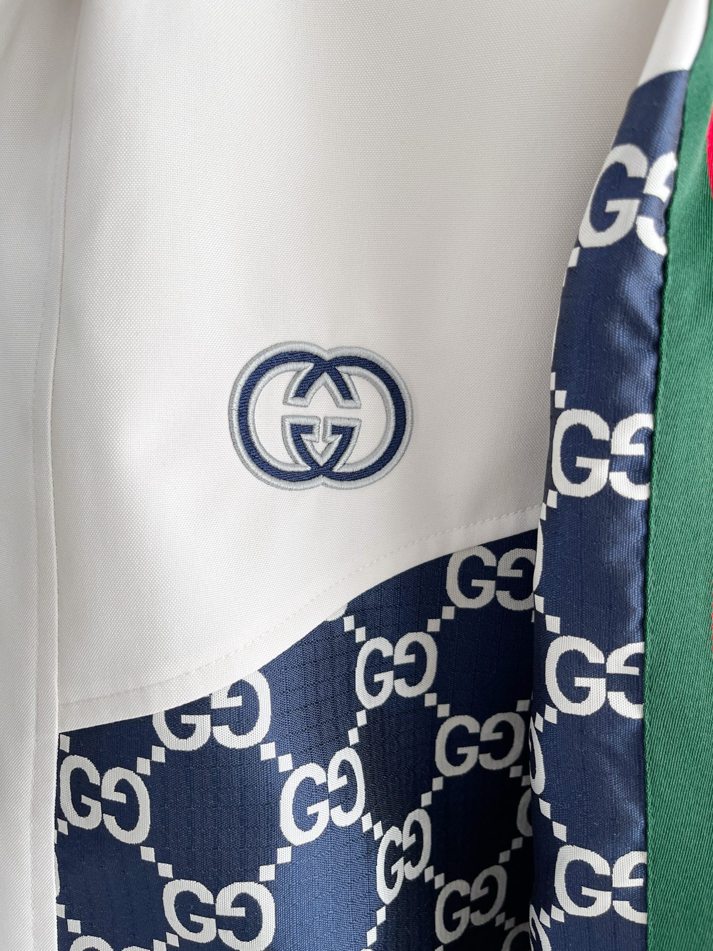 新品。G家新款夹克外套，秀场新品‼品相非常完美，舒适保暖，三标齐全色泽饱满诱人，非常出彩的设计，轻松将时