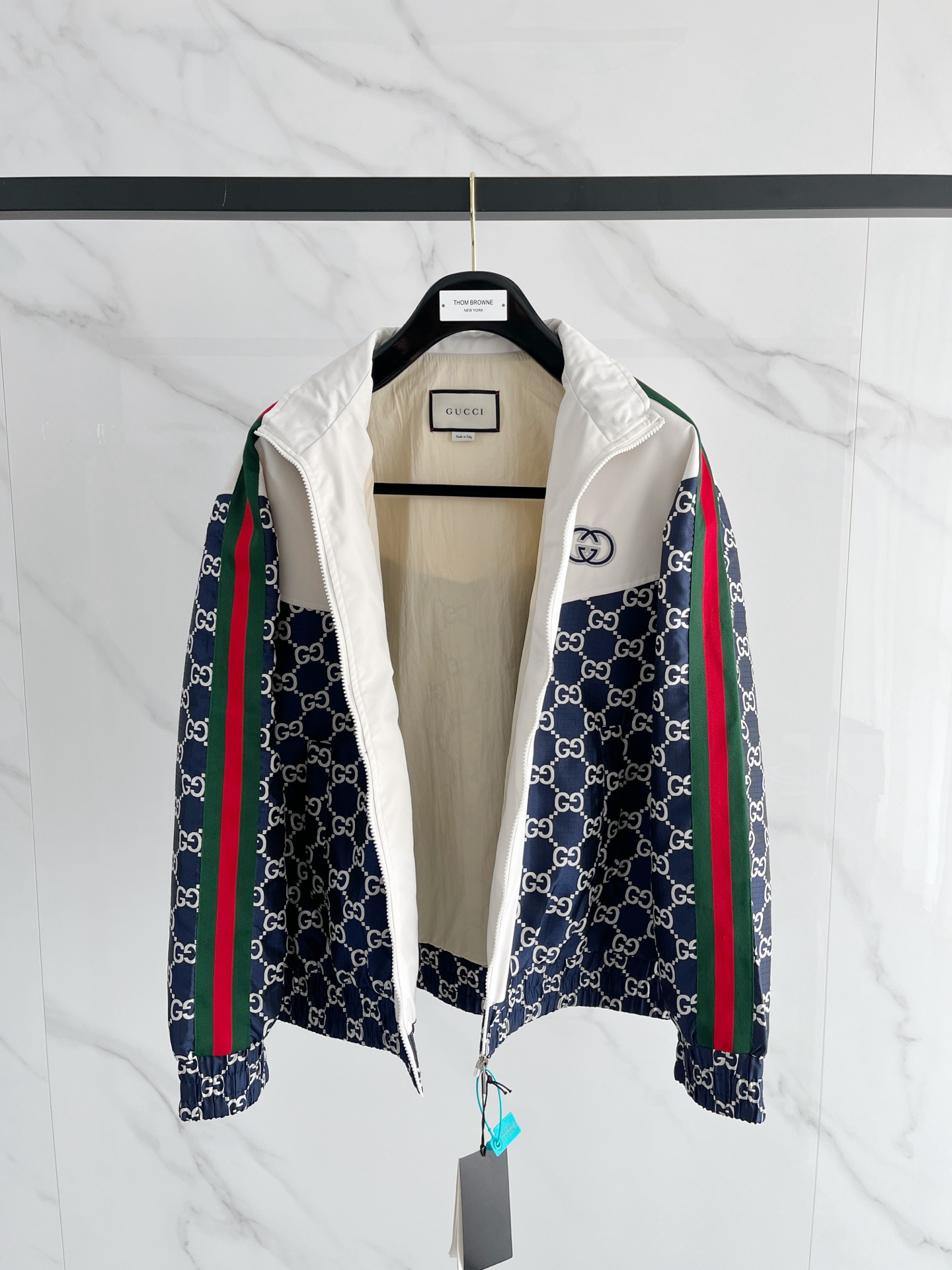 新品。G家新款夹克外套，秀场新品‼品相非常完美，舒适保暖，三标齐全色泽饱满诱人，非常出彩的设计，轻松将时