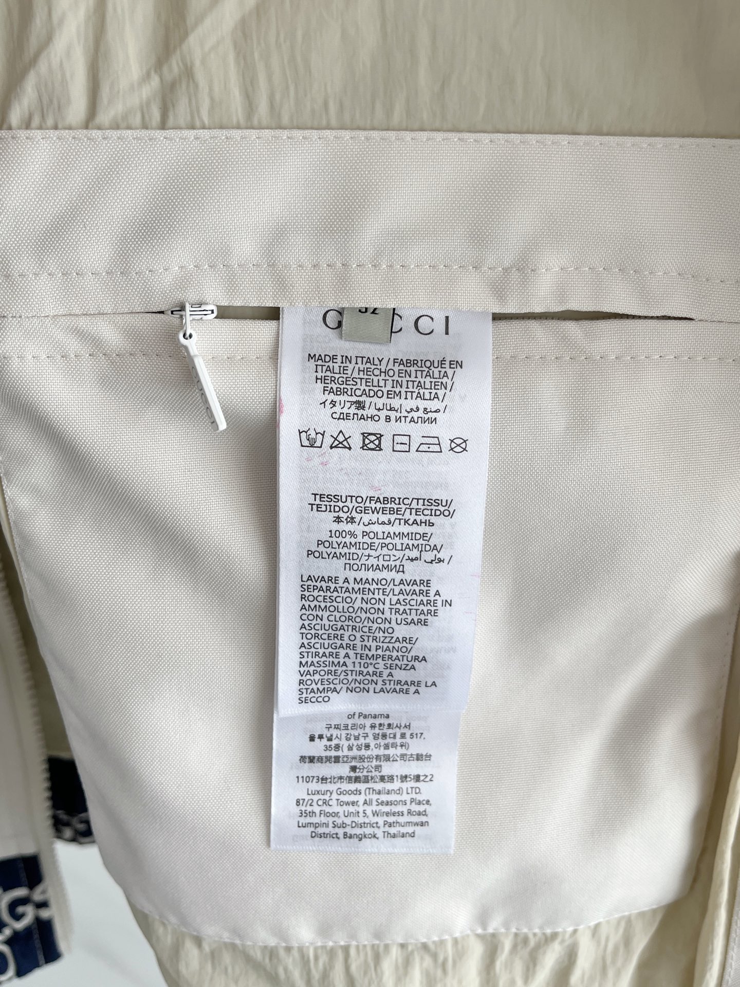 新品。G家新款夹克外套，秀场新品‼品相非常完美，舒适保暖，三标齐全色泽饱满诱人，非常出彩的设计，轻松将时