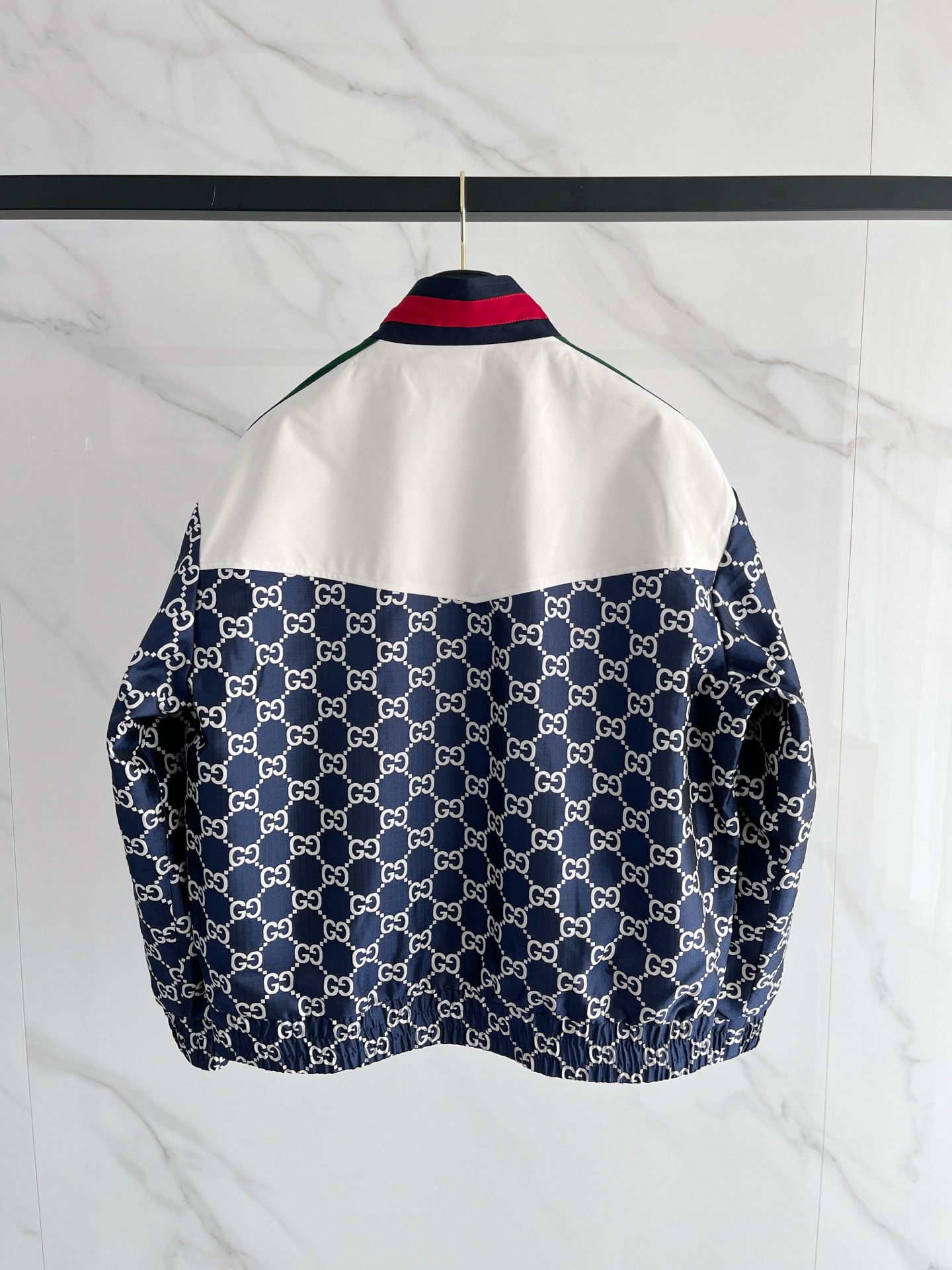 新品。G家新款夹克外套，秀场新品‼品相非常完美，舒适保暖，三标齐全色泽饱满诱人，非常出彩的设计，轻松将时