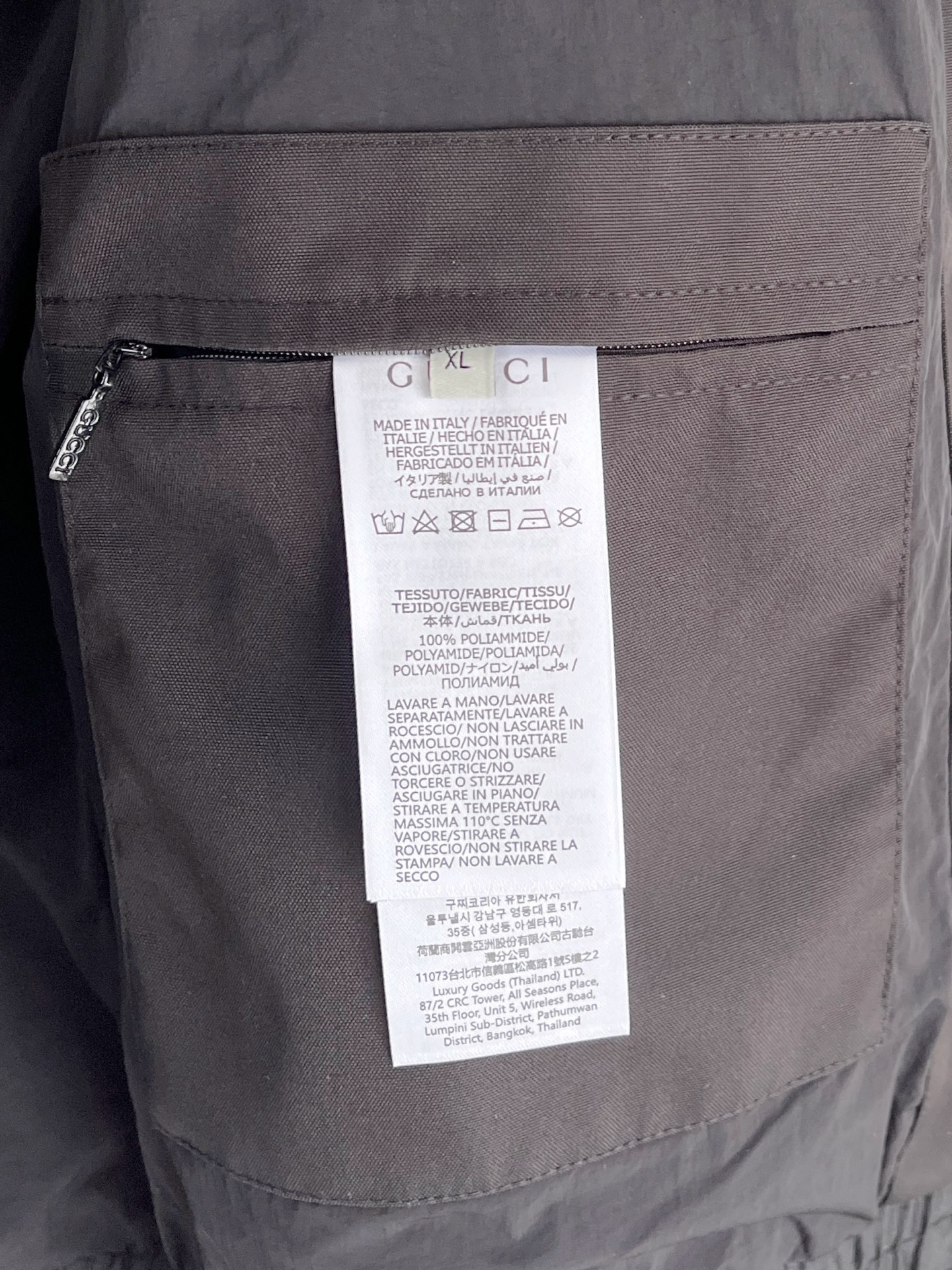 新品。G家新款夹克外套，秀场新品‼品相非常完美，舒适保暖，三标齐全色泽饱满诱人，非常出彩的设计，轻松将时