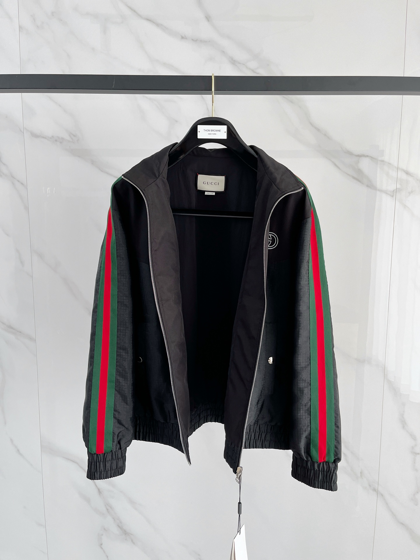 新品。G家新款夹克外套，秀场新品‼品相非常完美，舒适保暖，三标齐全色泽饱满诱人，非常出彩的设计，轻松将时