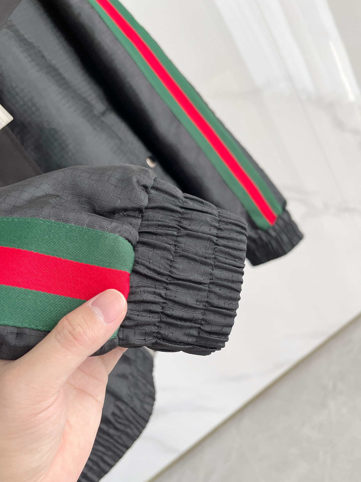 新品。G家新款夹克外套，秀场新品‼品相非常完美，舒适保暖，三标齐全色泽饱满诱人，非常出彩的设计，轻松将时