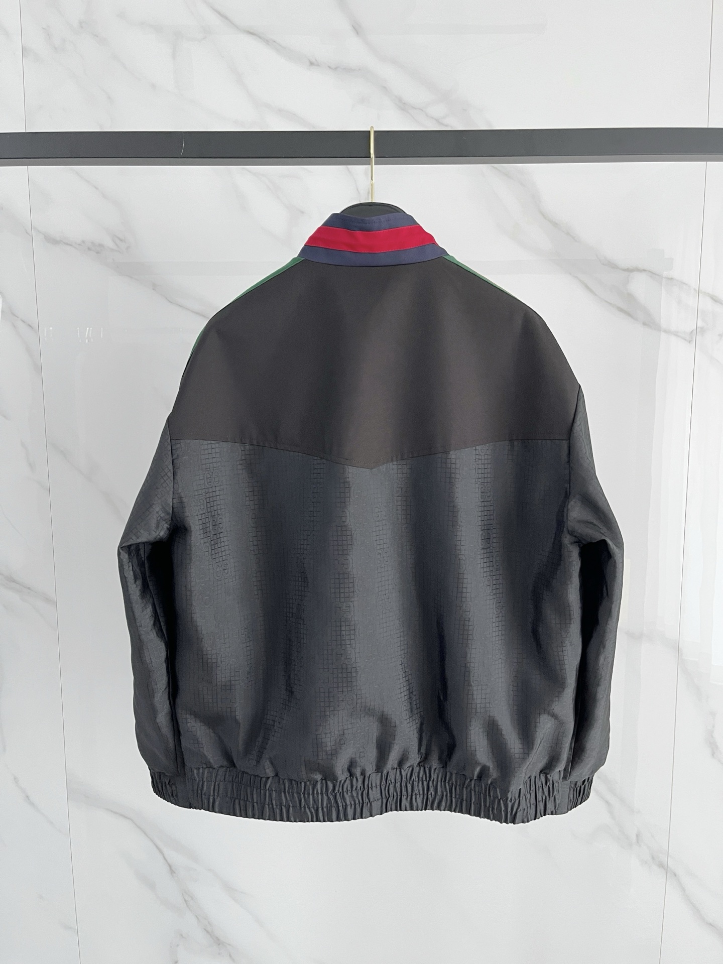 新品。G家新款夹克外套，秀场新品‼品相非常完美，舒适保暖，三标齐全色泽饱满诱人，非常出彩的设计，轻松将时