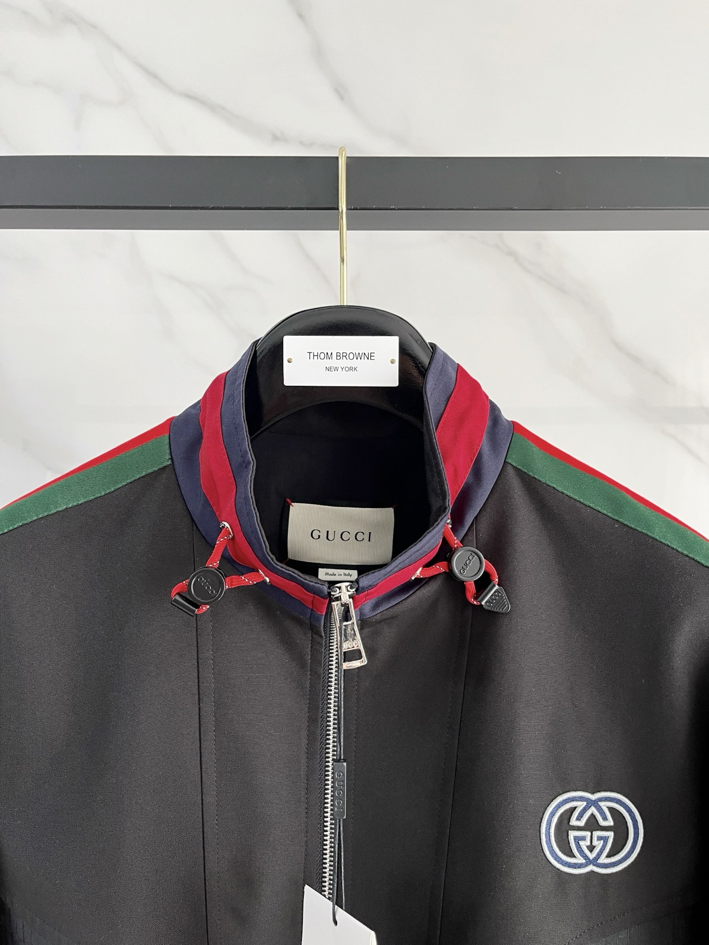 新品。G家新款夹克外套，秀场新品‼品相非常完美，舒适保暖，三标齐全色泽饱满诱人，非常出彩的设计，轻松将时