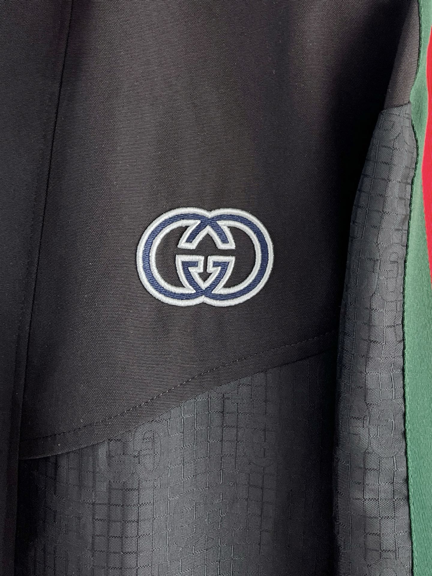 新品。G家新款夹克外套，秀场新品‼品相非常完美，舒适保暖，三标齐全色泽饱满诱人，非常出彩的设计，轻松将时