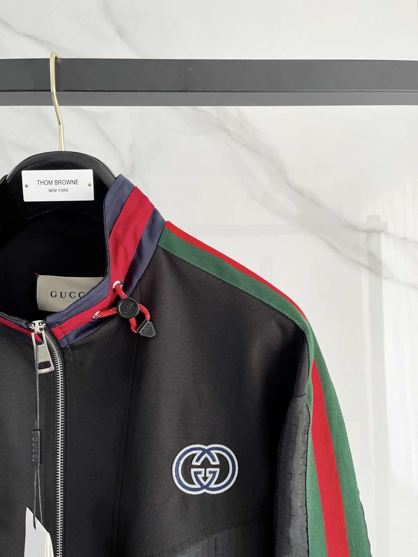 新品。G家新款夹克外套，秀场新品‼品相非常完美，舒适保暖，三标齐全色泽饱满诱人，非常出彩的设计，轻松将时