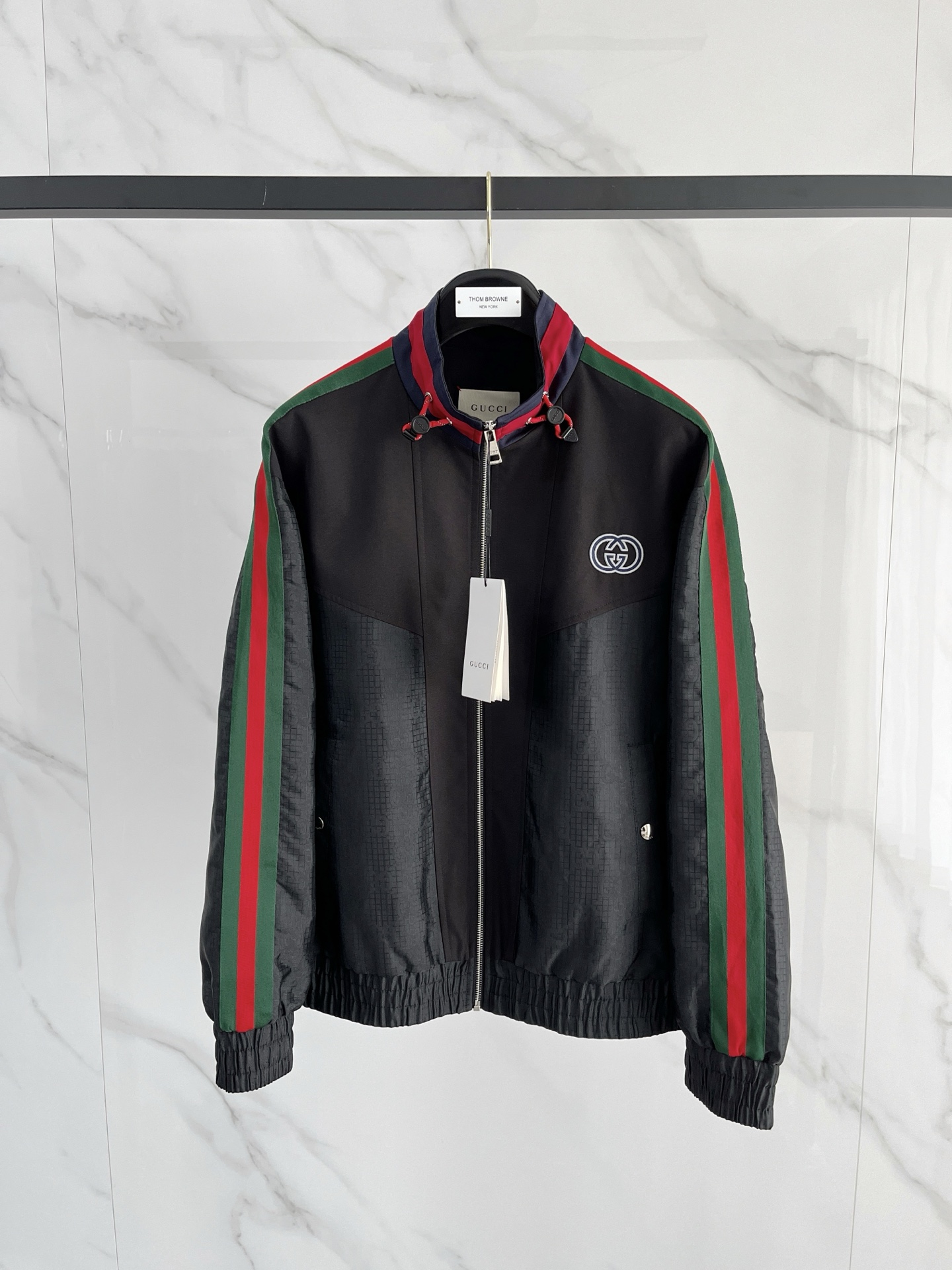 新品。G家新款夹克外套，秀场新品‼品相非常完美，舒适保暖，三标齐全色泽饱满诱人，非常出彩的设计，轻松将时