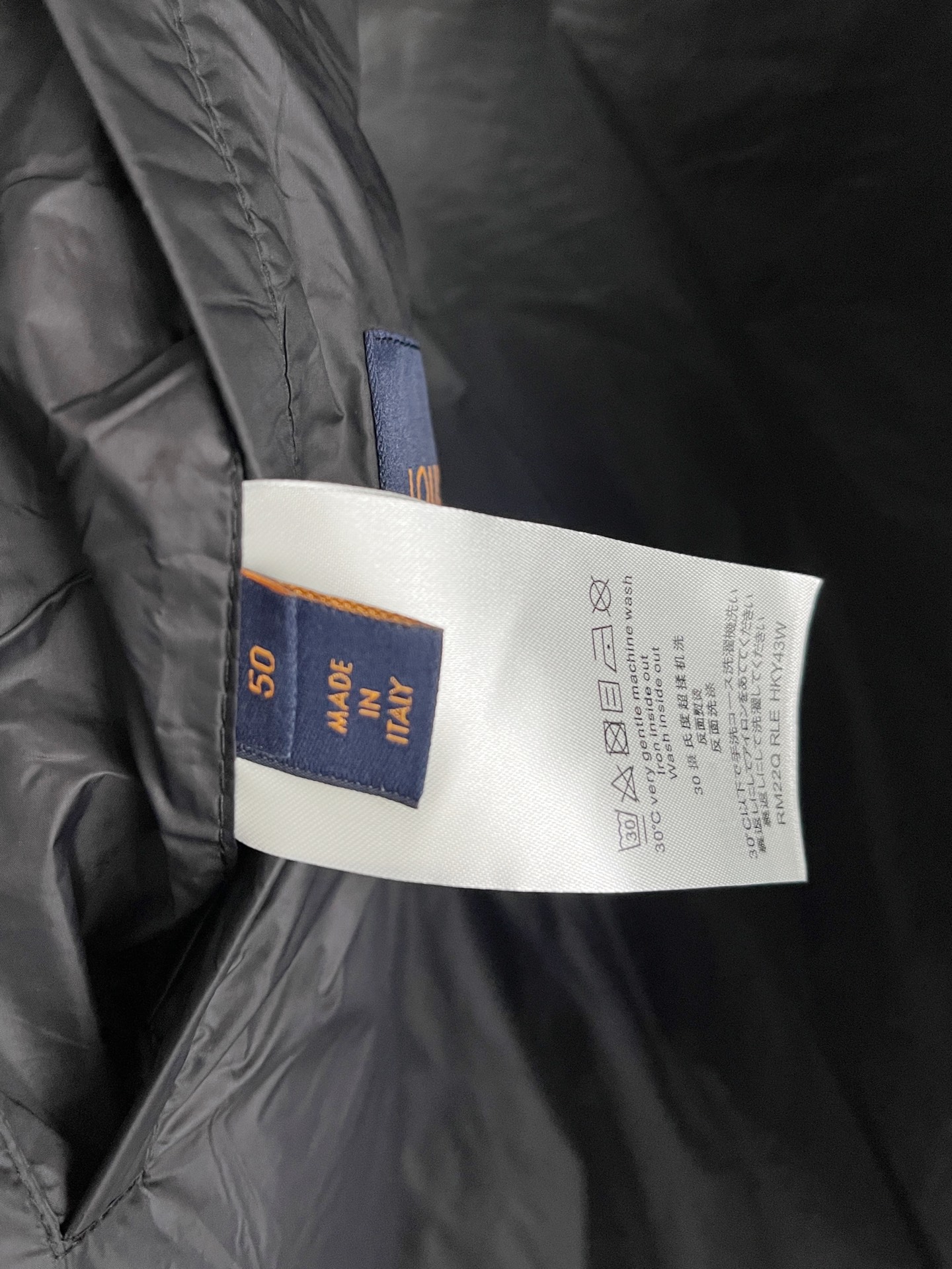 LV 2025ss秋冬新款 经典夹棉马甲，采用防沾水面料 绗缝工艺 立体有型 保暖的同时又不失时尚感！休