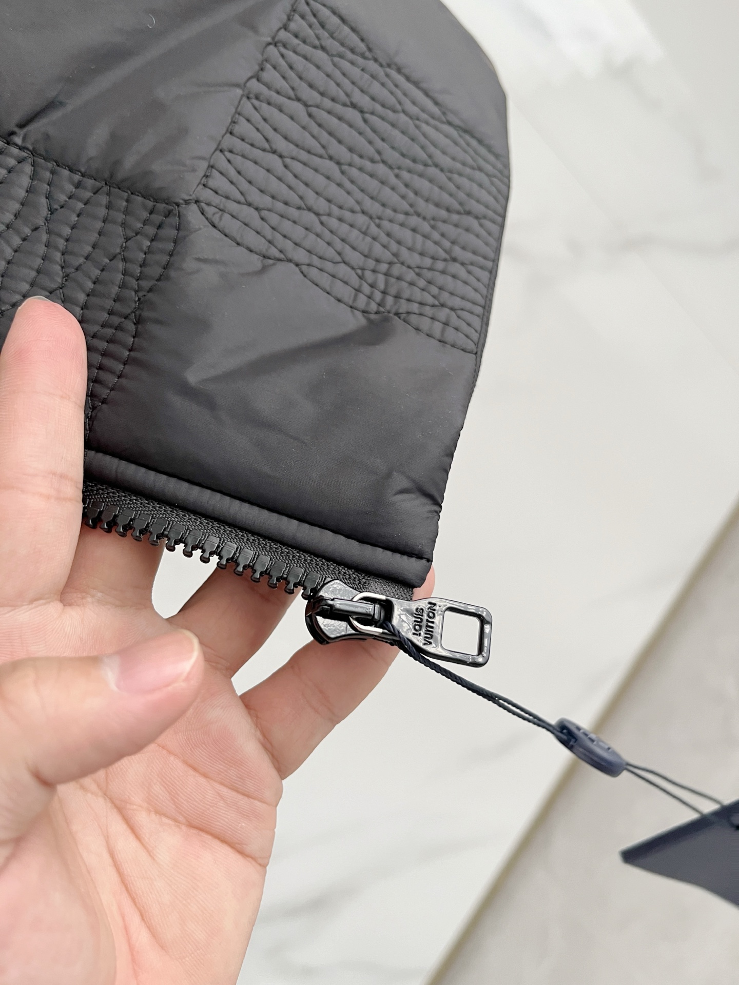 LV 2025ss秋冬新款 经典夹棉马甲，采用防沾水面料 绗缝工艺 立体有型 保暖的同时又不失时尚感！休