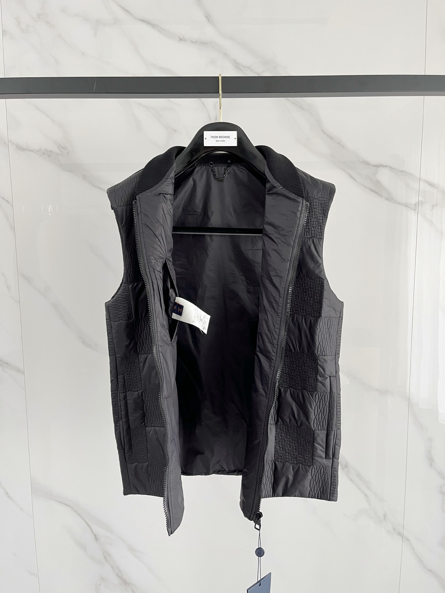 LV 2025ss秋冬新款 经典夹棉马甲，采用防沾水面料 绗缝工艺 立体有型 保暖的同时又不失时尚感！休