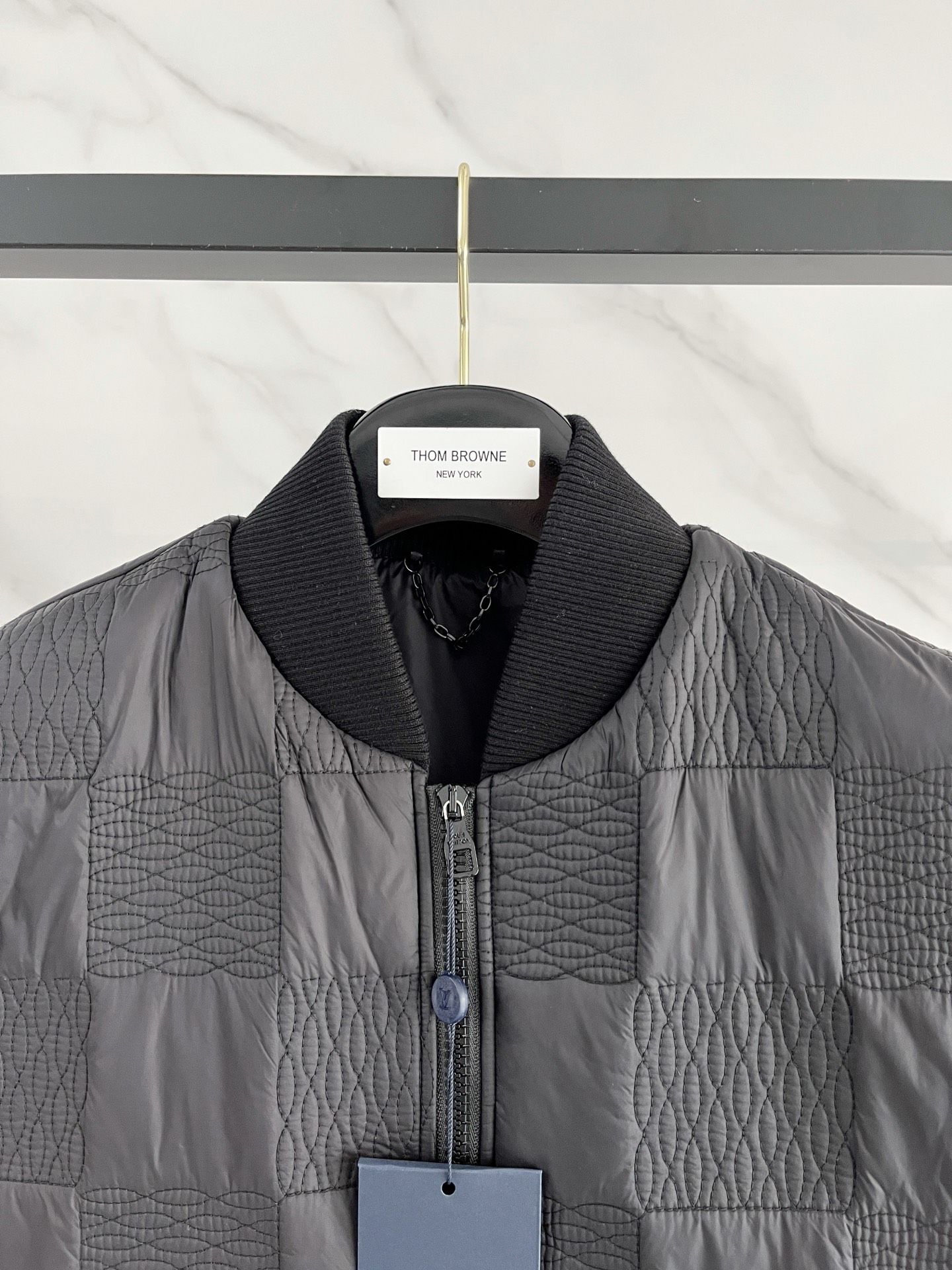 LV 2025ss秋冬新款 经典夹棉马甲，采用防沾水面料 绗缝工艺 立体有型 保暖的同时又不失时尚感！休