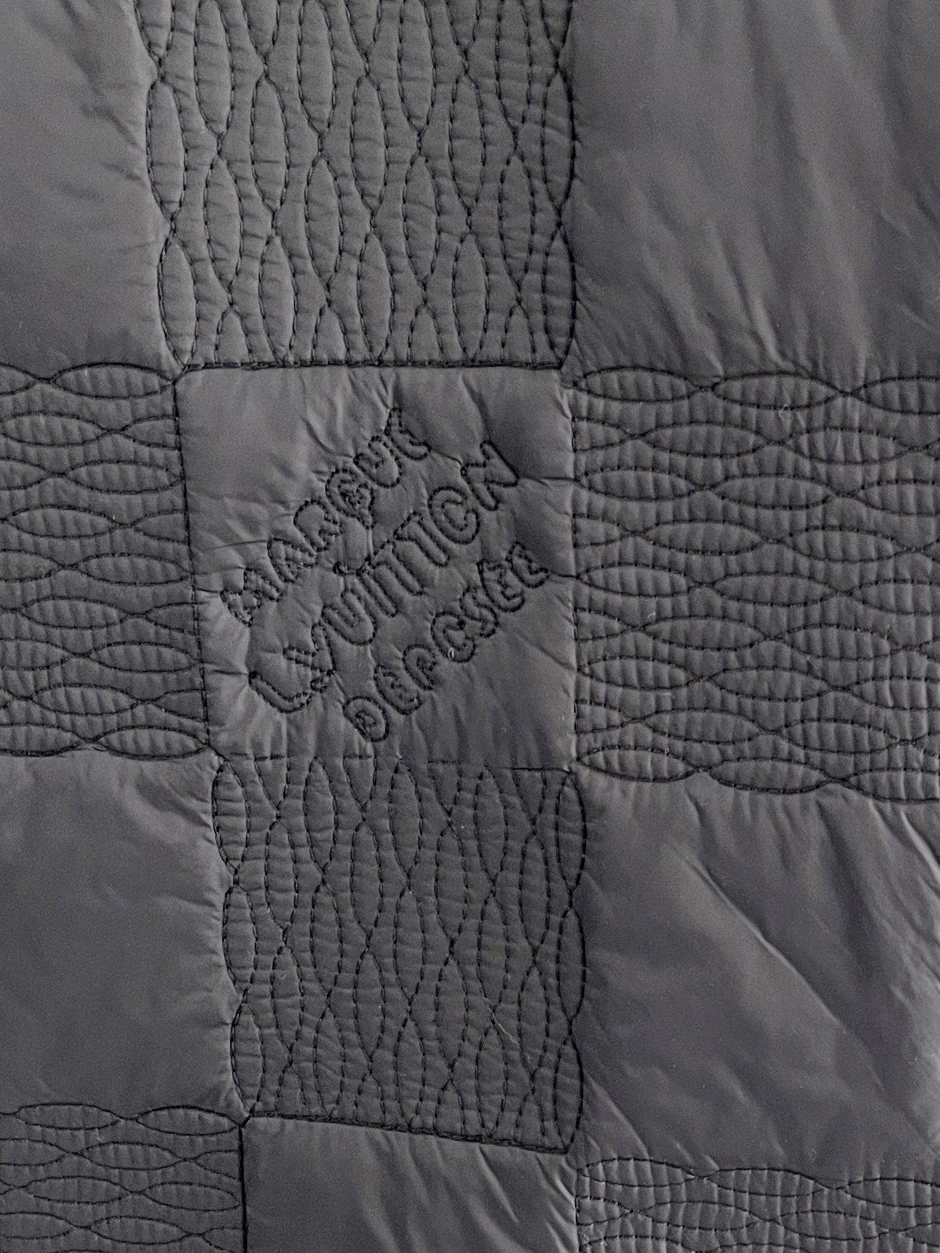 LV 2025ss秋冬新款 经典夹棉马甲，采用防沾水面料 绗缝工艺 立体有型 保暖的同时又不失时尚感！休