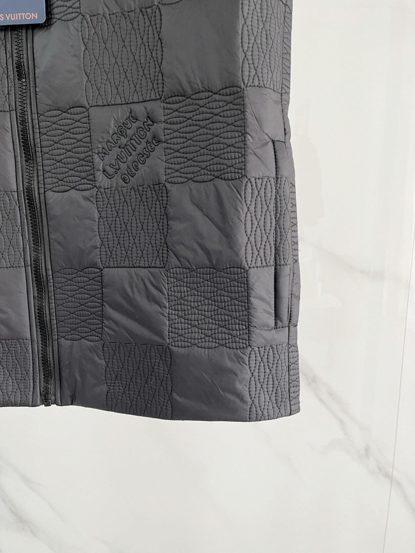 LV 2025ss秋冬新款 经典夹棉马甲，采用防沾水面料 绗缝工艺 立体有型 保暖的同时又不失时尚感！休